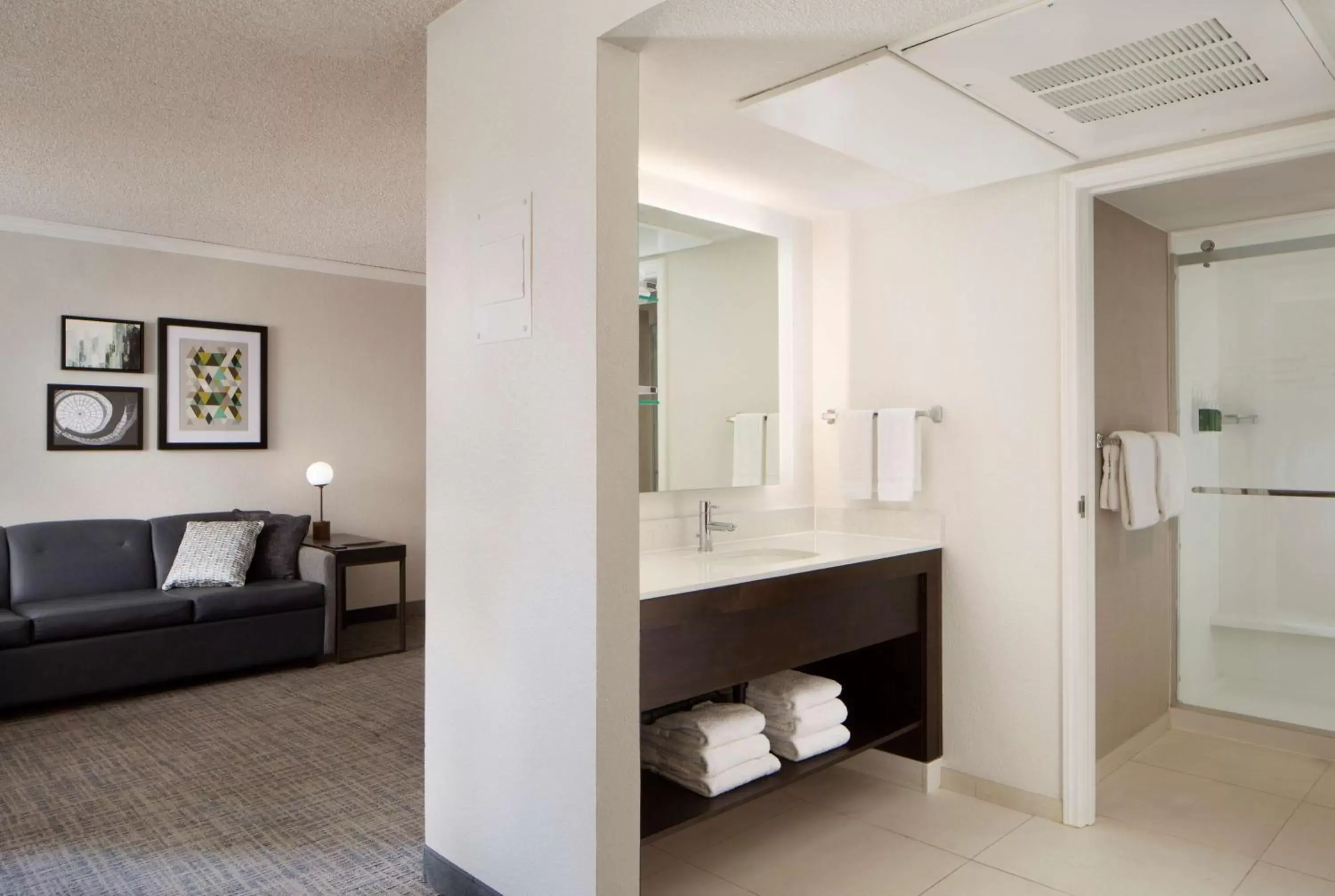 Bathroom, Seating Area in Sonesta ES Suites Fresno