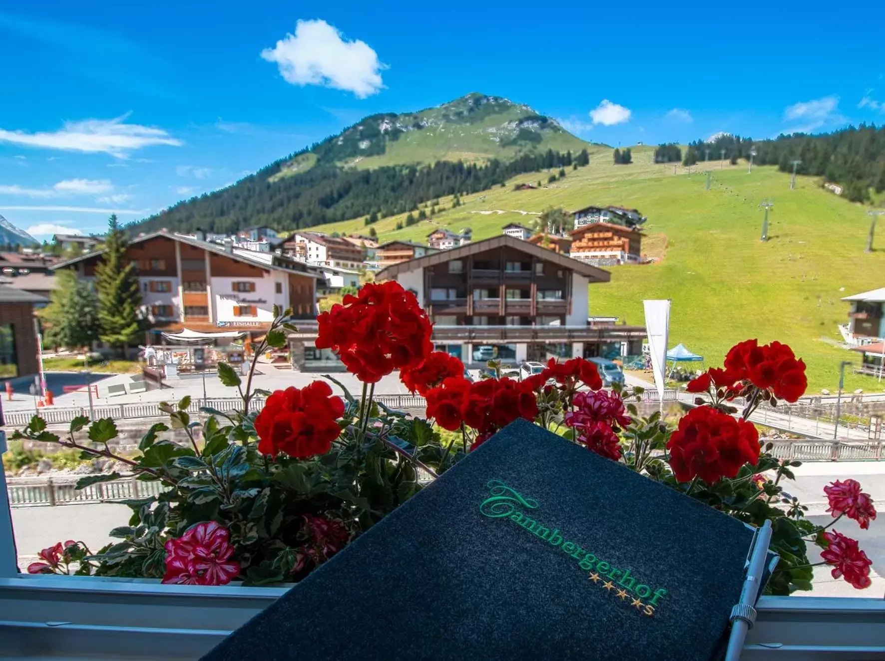 Summer, Mountain View in Hotel Tannbergerhof im Zentrum von Lech