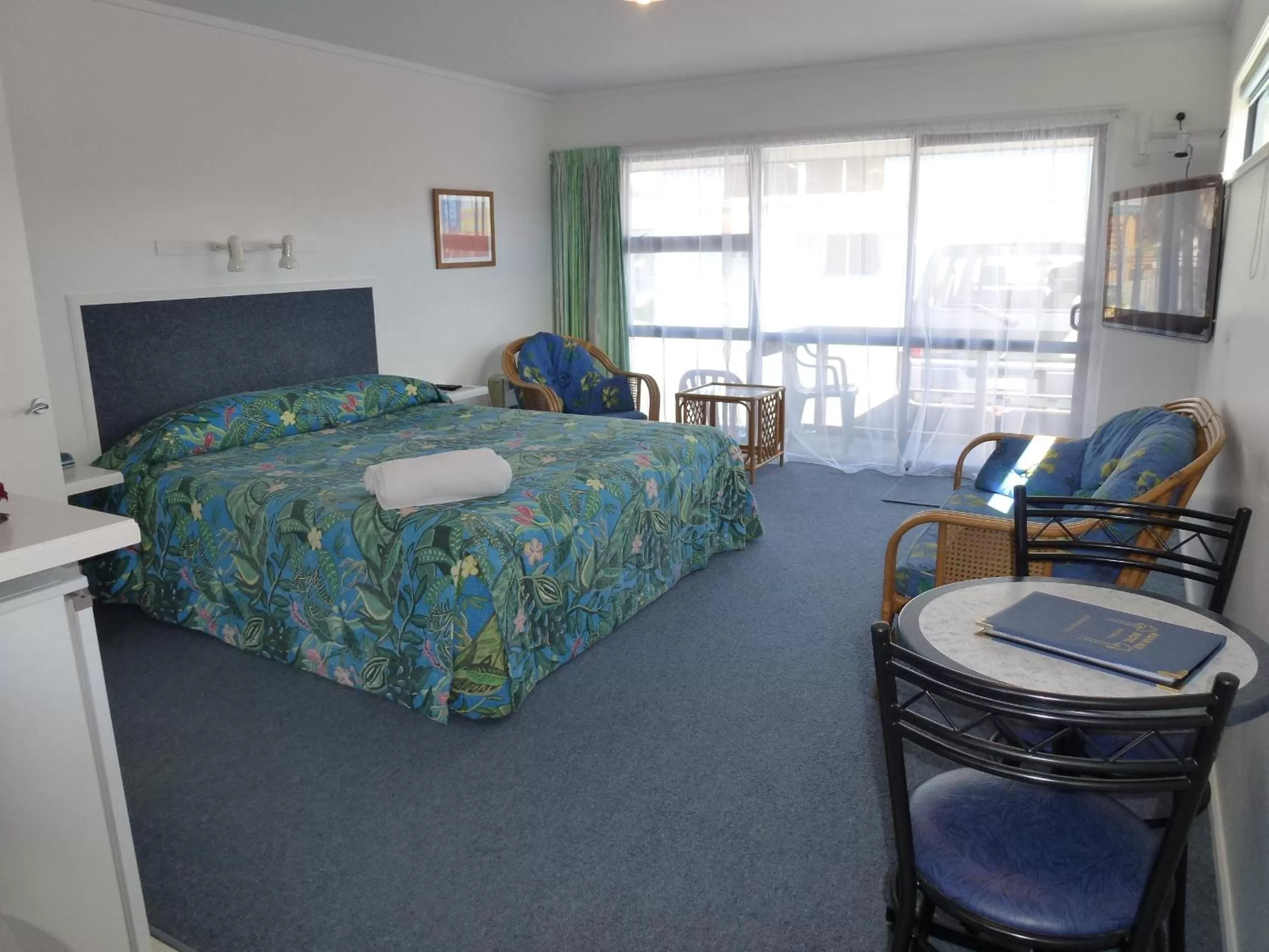 Photo of the whole room, Bed in Mana-Nui Motel