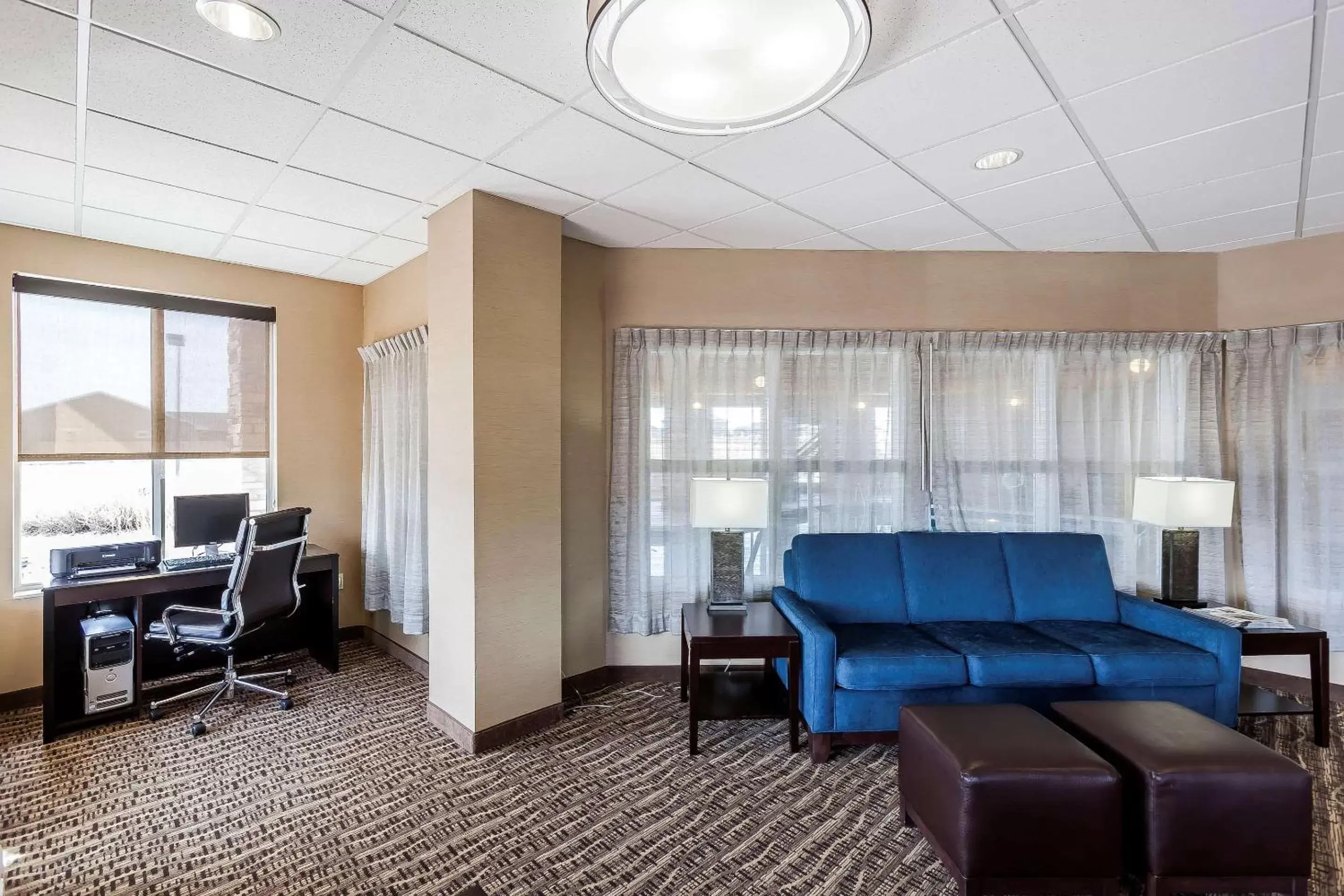 Lobby or reception, Seating Area in Comfort Inn Near University of Wyoming