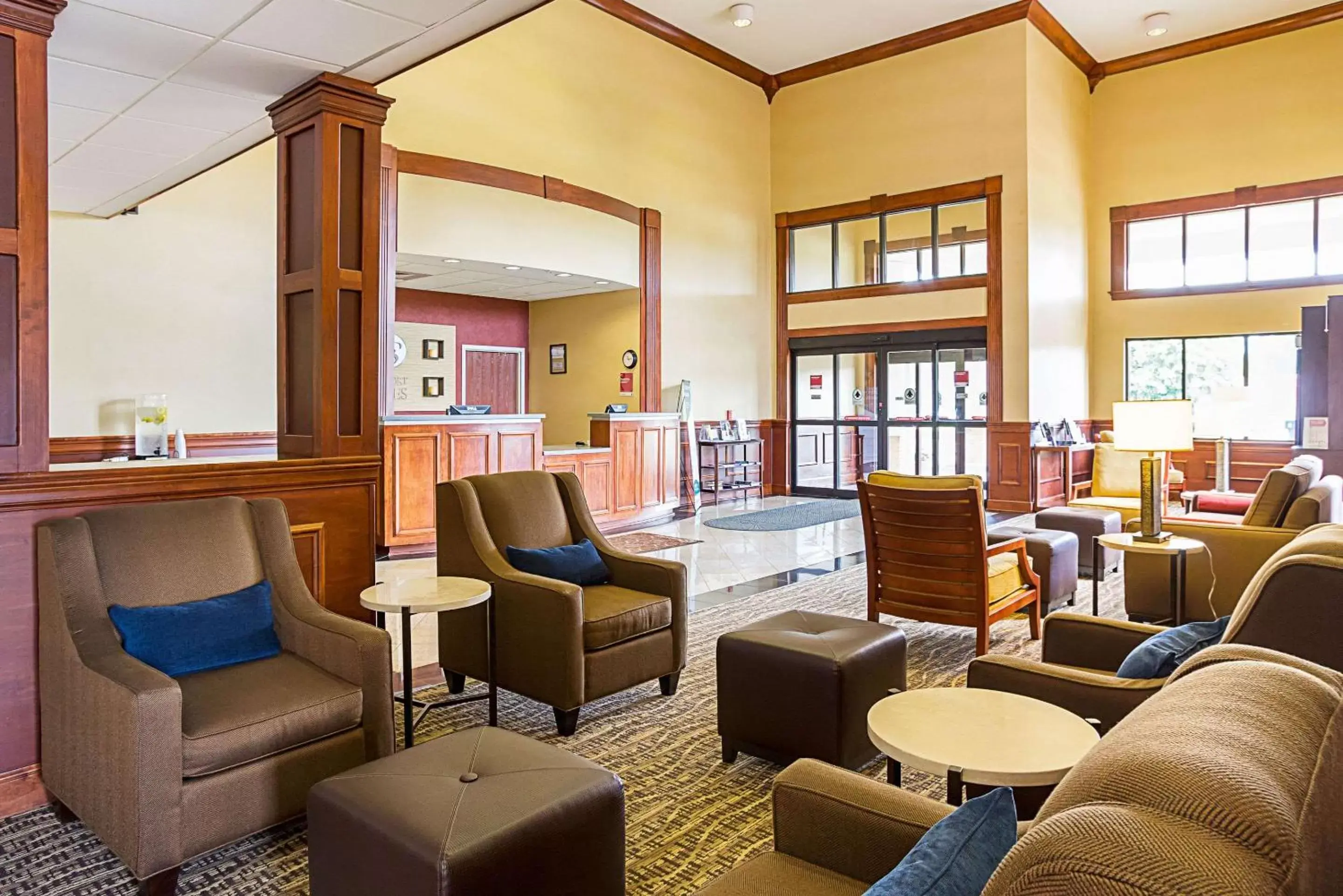 Lobby or reception, Lounge/Bar in Comfort Suites Twinsburg