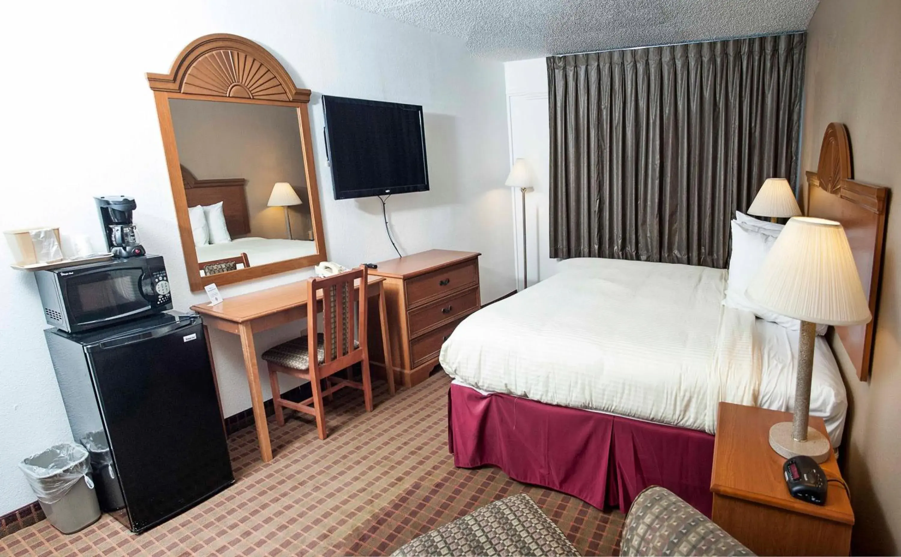 Standard King Room - Non-Smoking in Express Inn & Suites Standard King Room - Non-Smoking in Express Inn & Suites