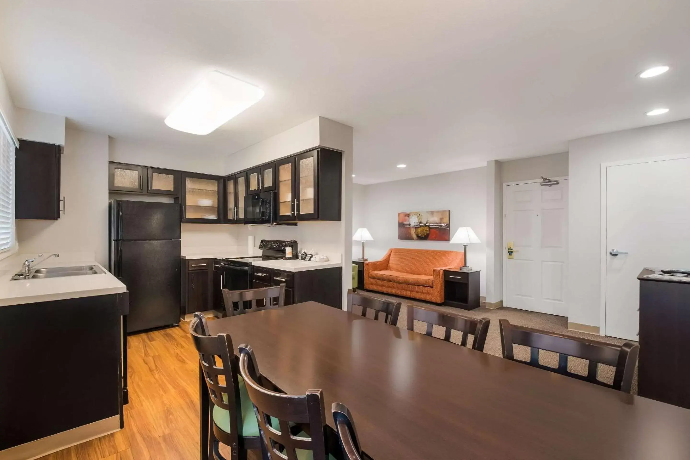 Bedroom, Kitchen/Kitchenette in MainStay Suites Chattanooga Hamilton Place