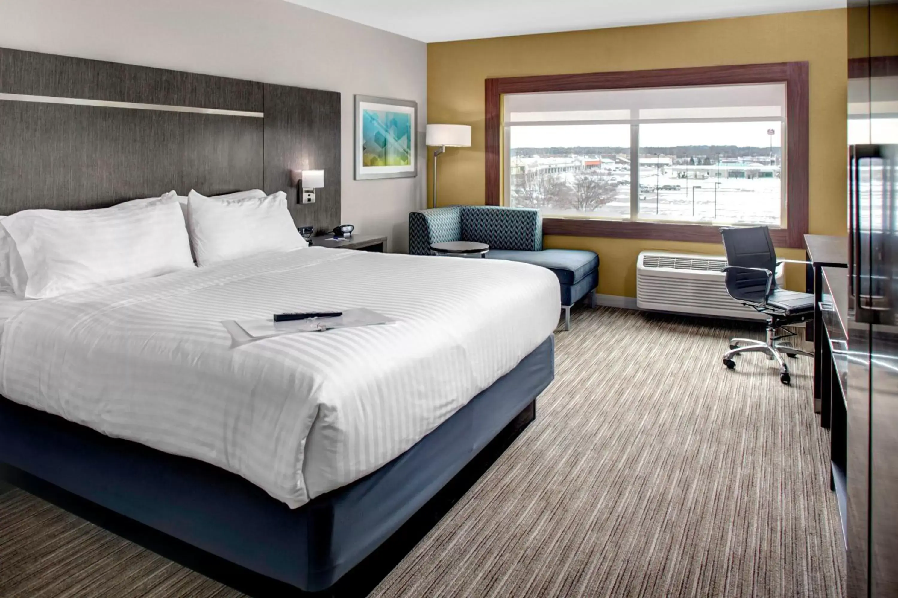 Photo of the whole room, Bed in Holiday Inn Express & Suites Coldwater, an IHG Hotel