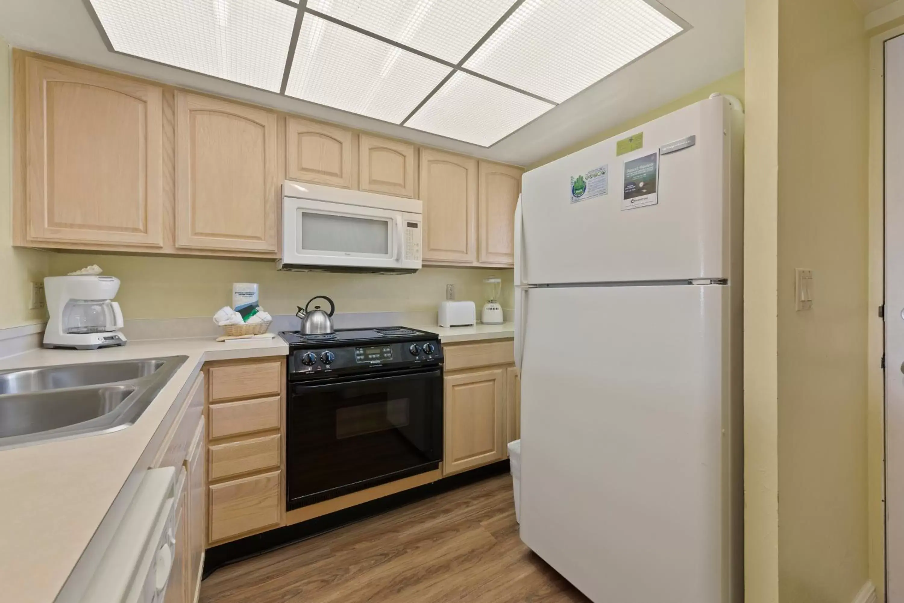 Kitchen or kitchenette, Kitchen/Kitchenette in Lehigh Resort Club, a VRI resort