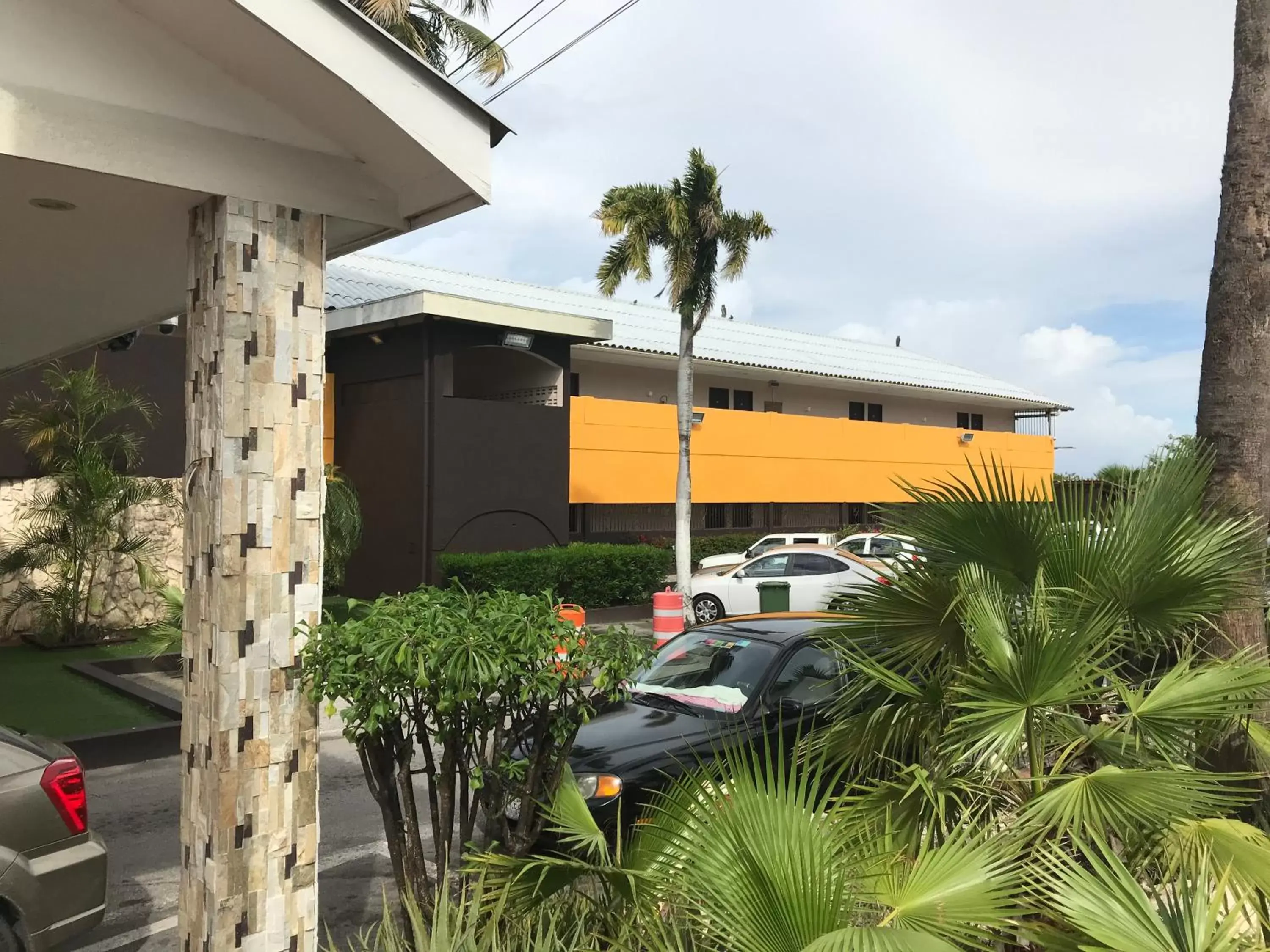 Facade/entrance, Property Building in Curacao Airport Hotel