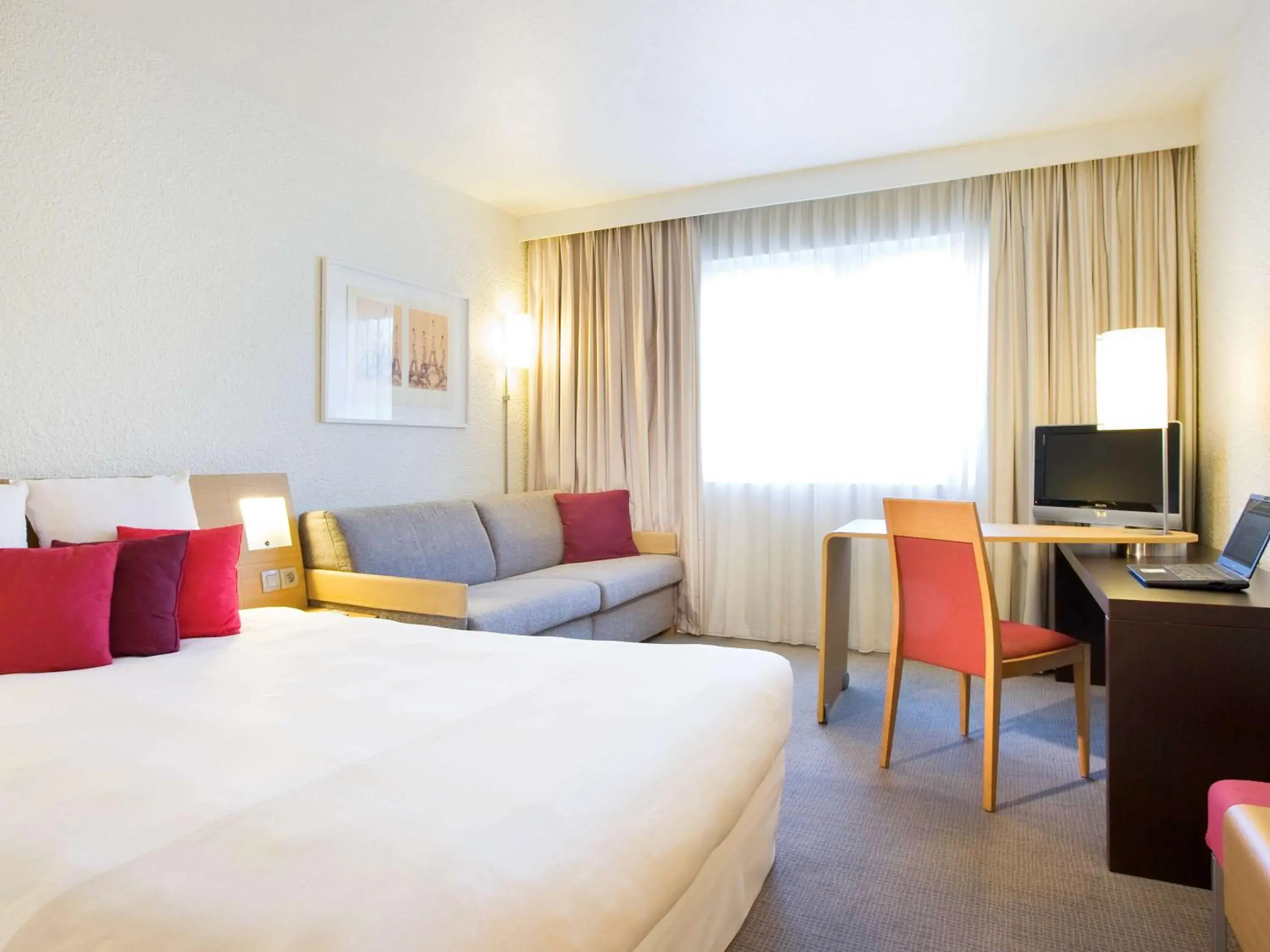 Photo of the whole room, Bed in Novotel Massy Palaiseau