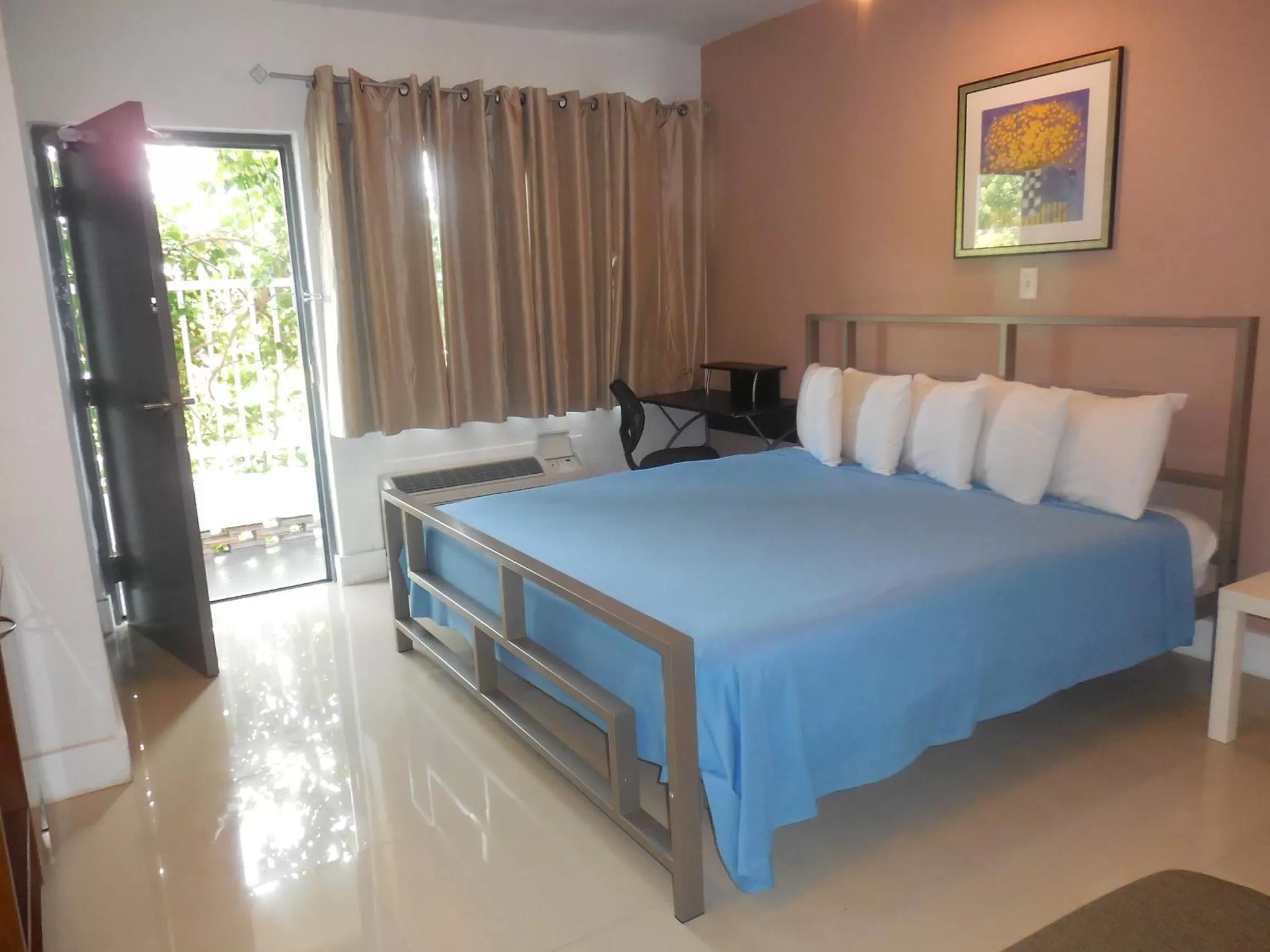 Photo of the whole room, Bed in Shalimar Motel