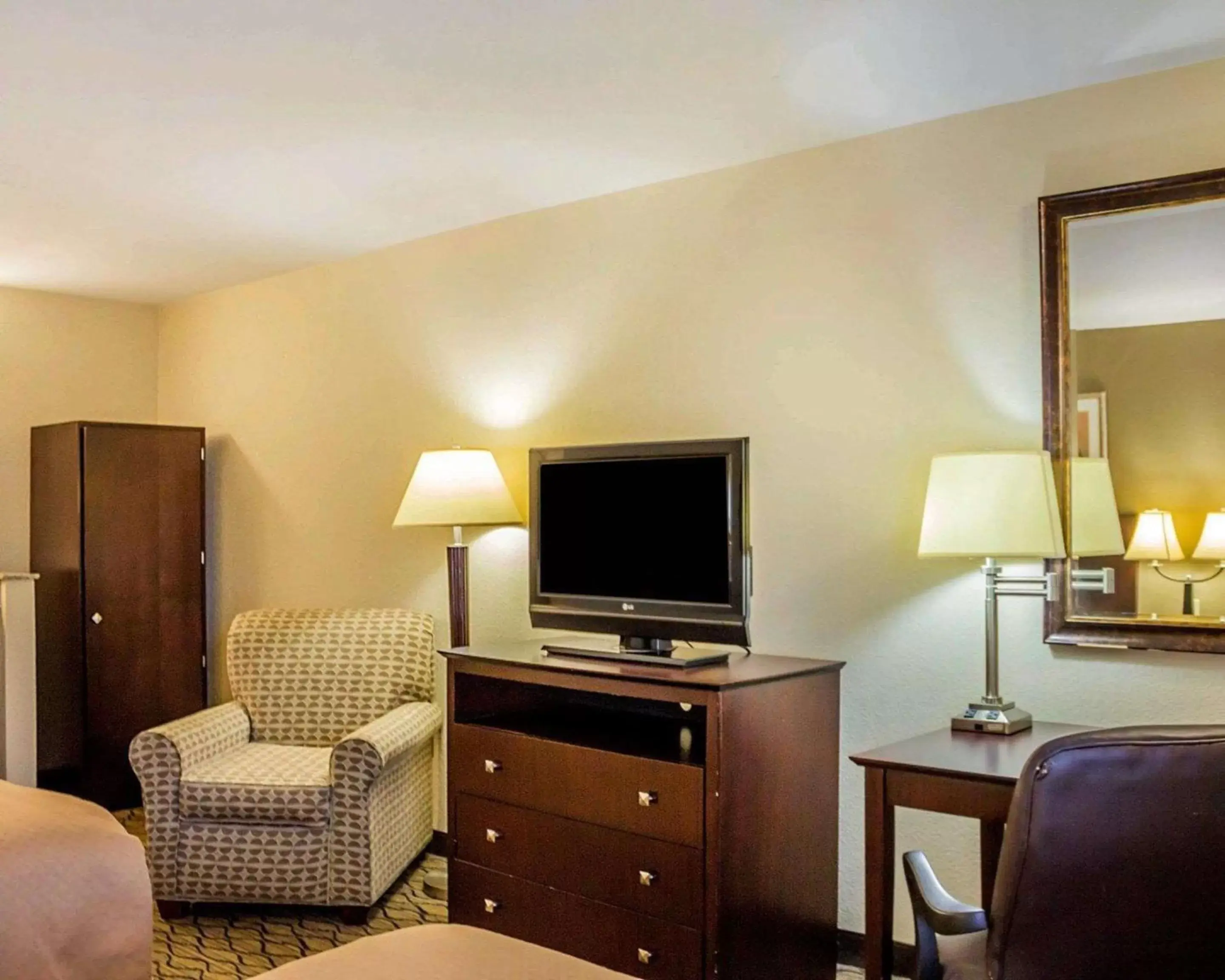 Photo of the whole room, TV/Entertainment Center in Quality Inn Waterbury