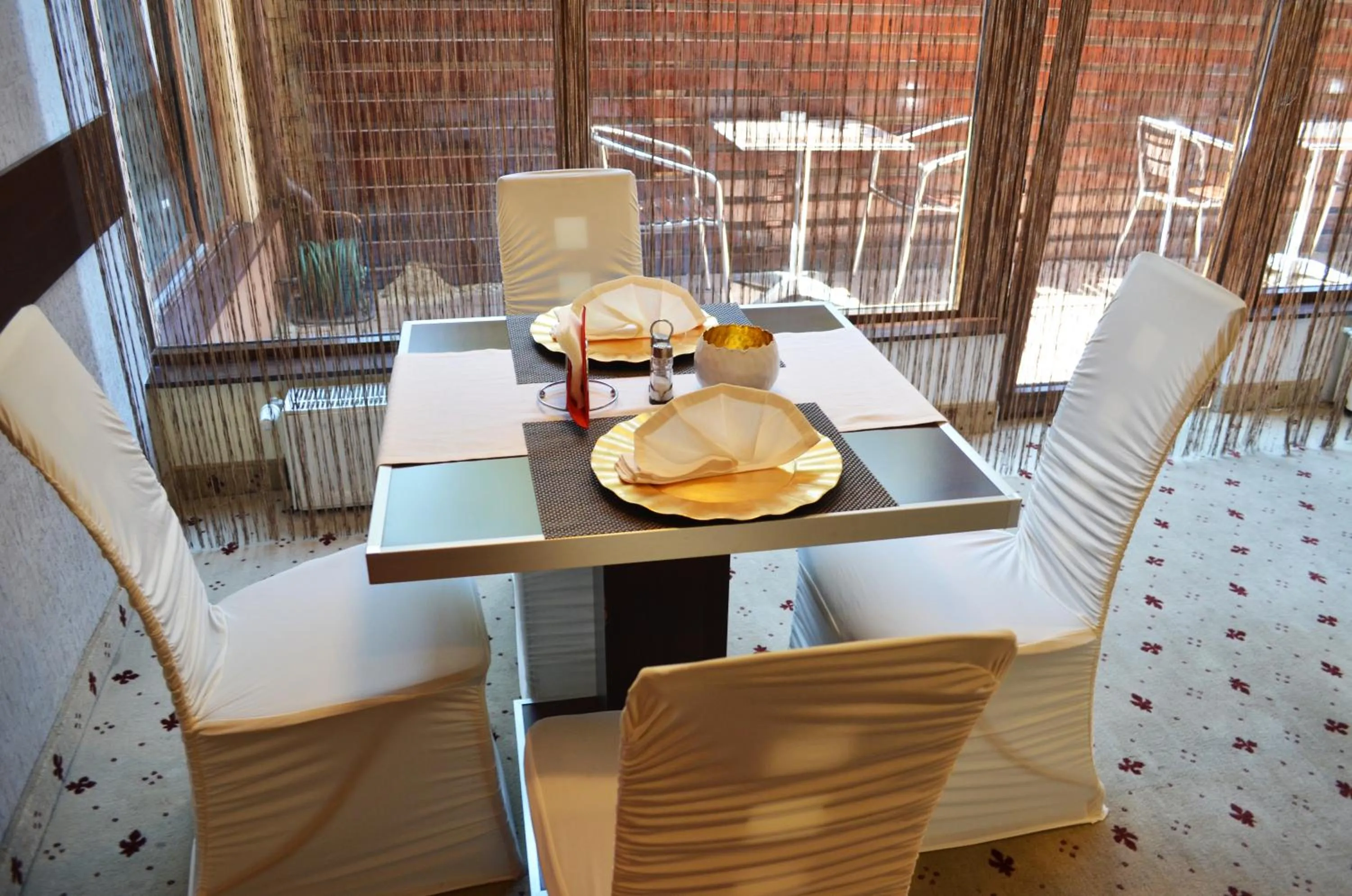 Restaurant/places to eat in Hotel Premier