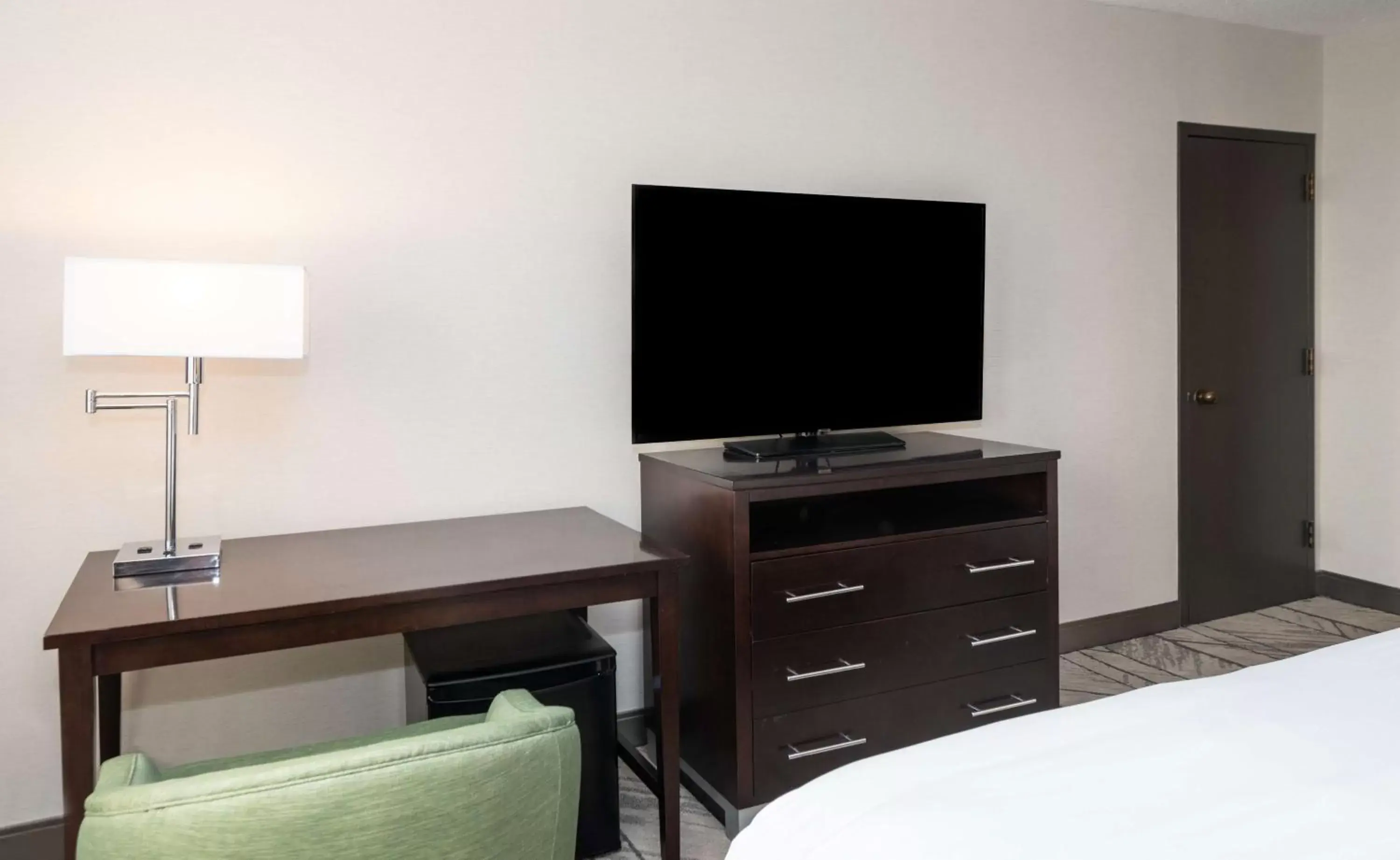 Bedroom, TV/Entertainment Center in DoubleTree by Hilton Newark Penn Station, NJ