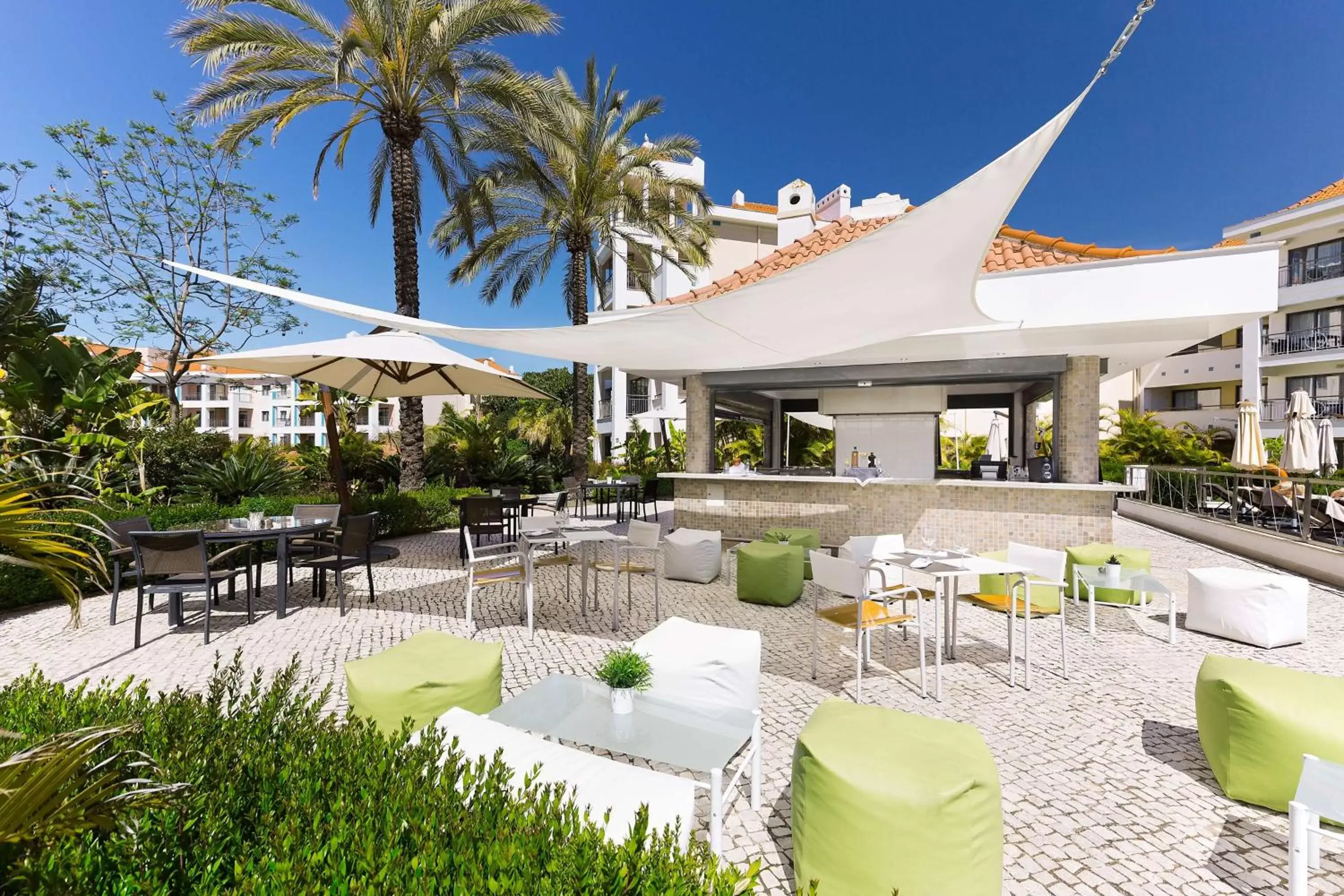 Lounge or bar, Restaurant/Places to Eat in Hilton Vilamoura