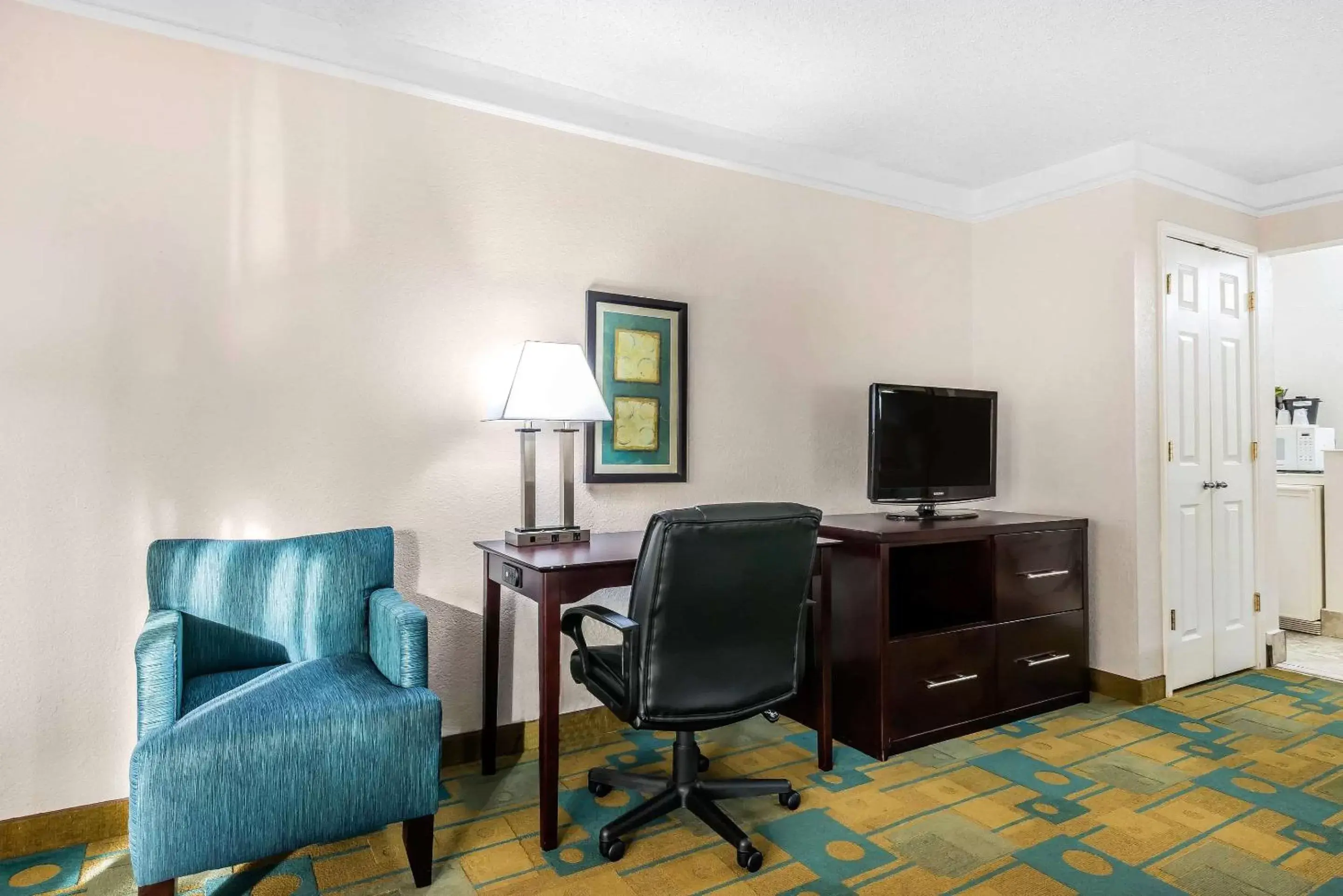 Photo of the whole room, TV/Entertainment Center in Quality Inn At International Drive Orlando