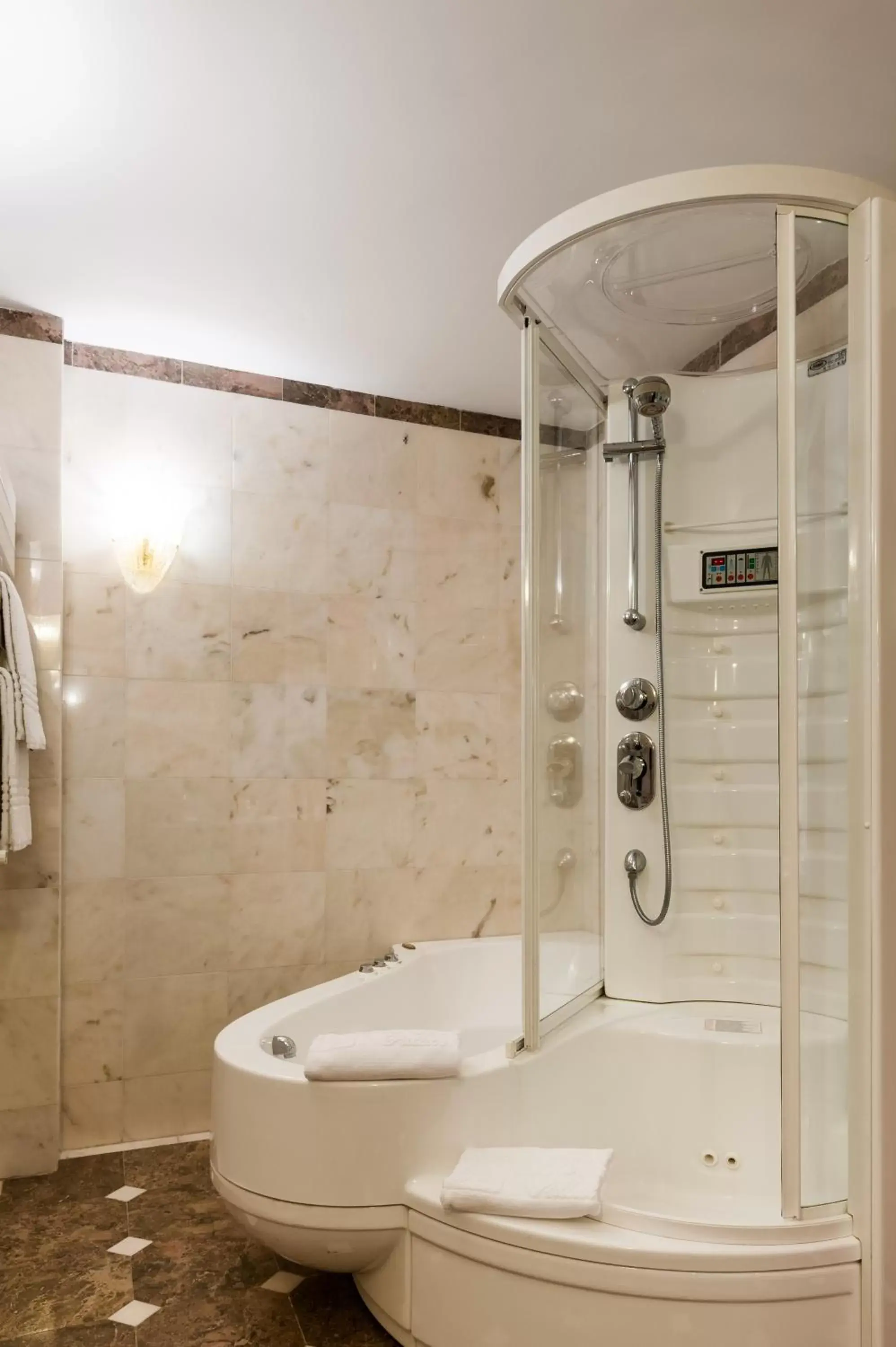 Steam room, Bathroom in Agora' Palace Hotel