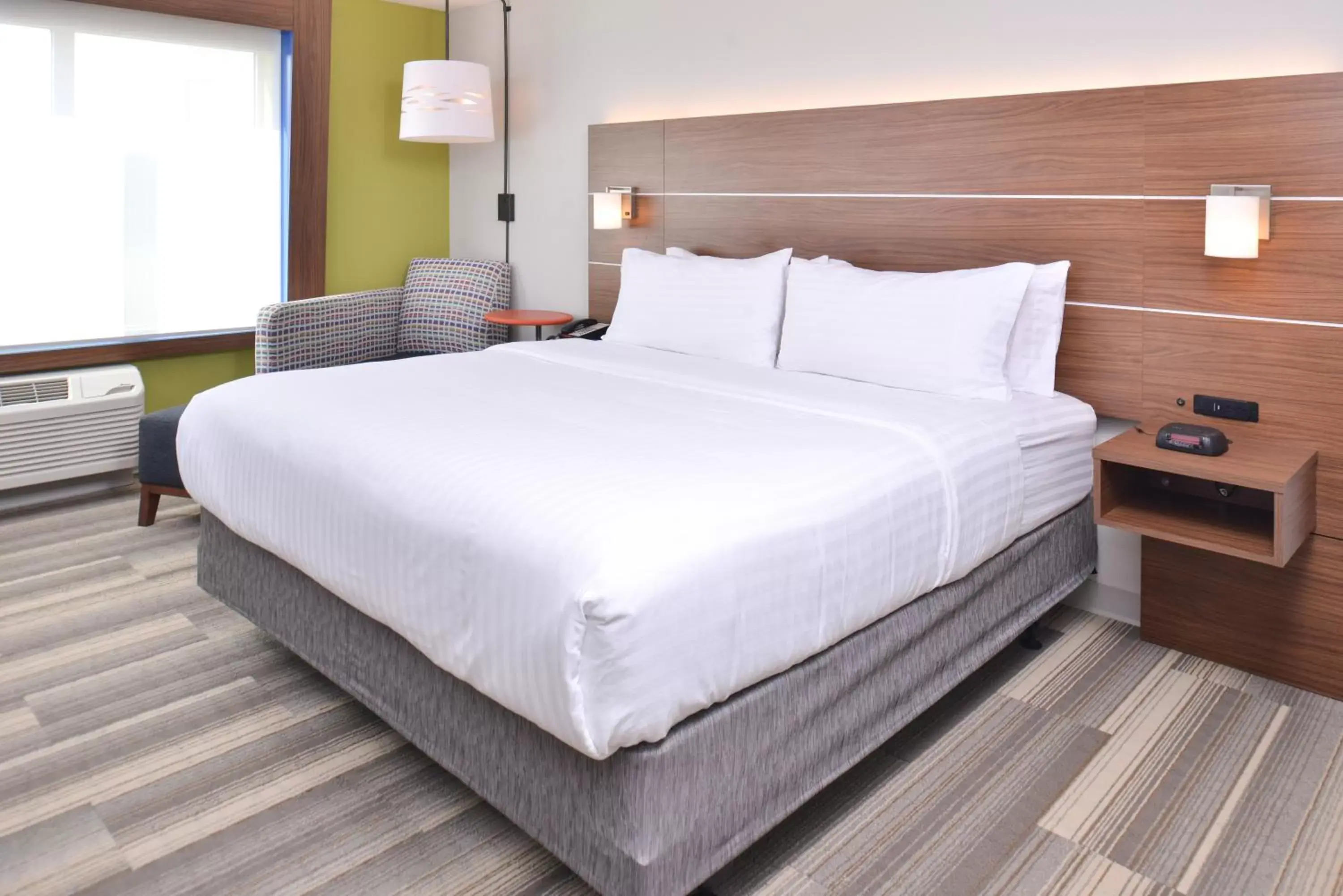 Photo of the whole room, Bed in Holiday Inn Express & Suites Omaha Airport, an IHG Hotel