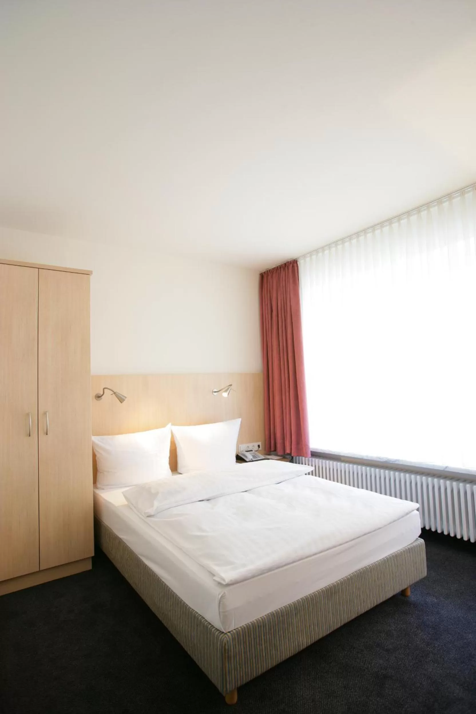 Bed in Hotel Senator München