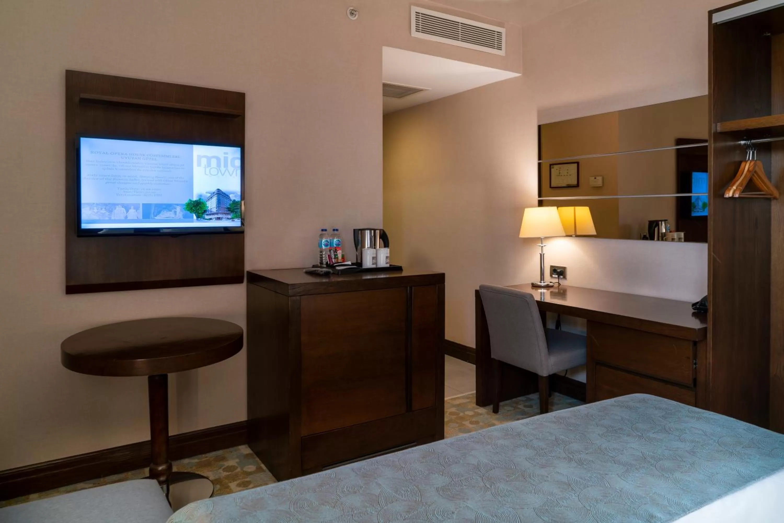 TV and multimedia, Bed in Midtown Hotel