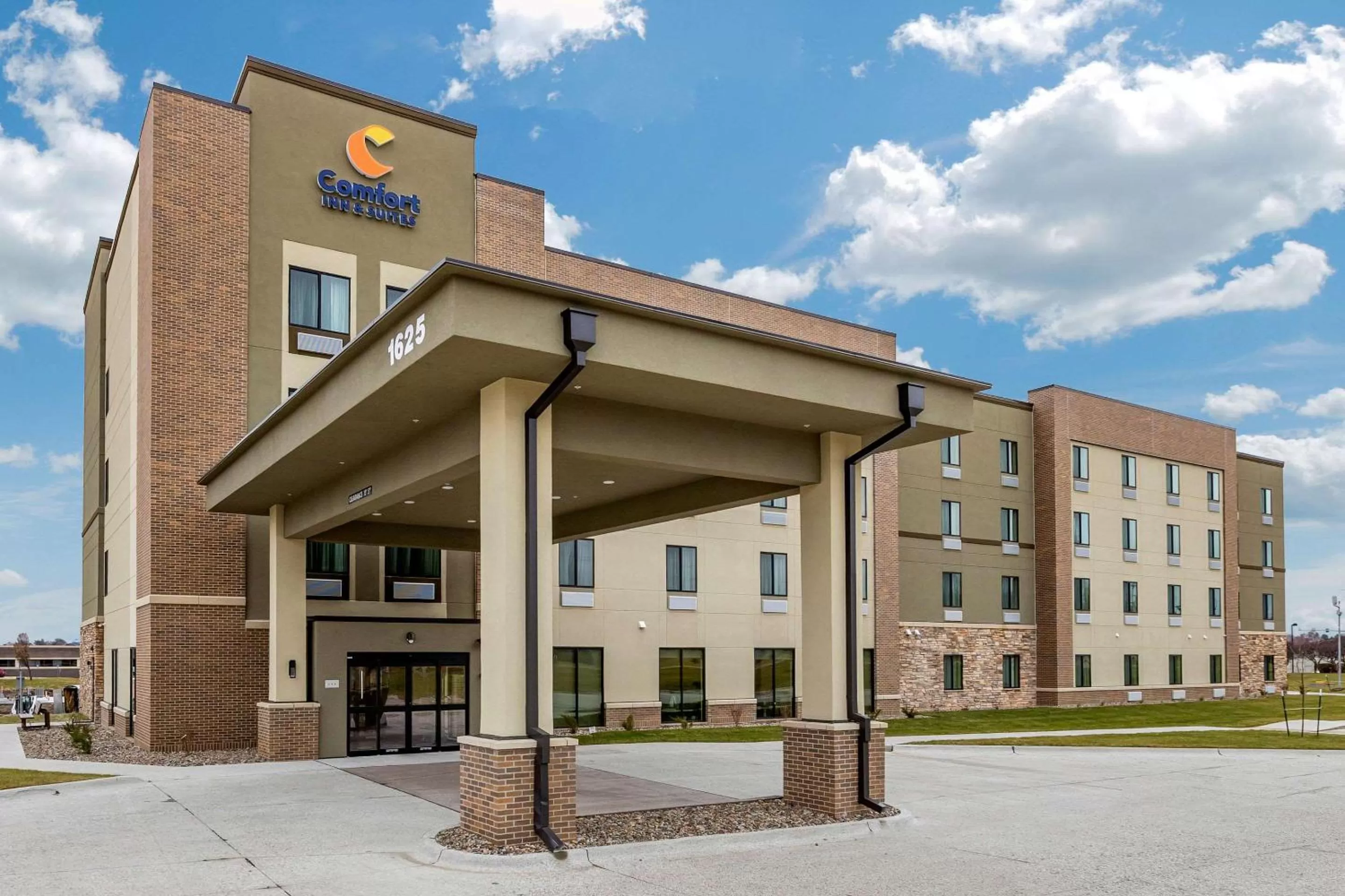 Property building in Comfort Inn & Suites West Des Moines