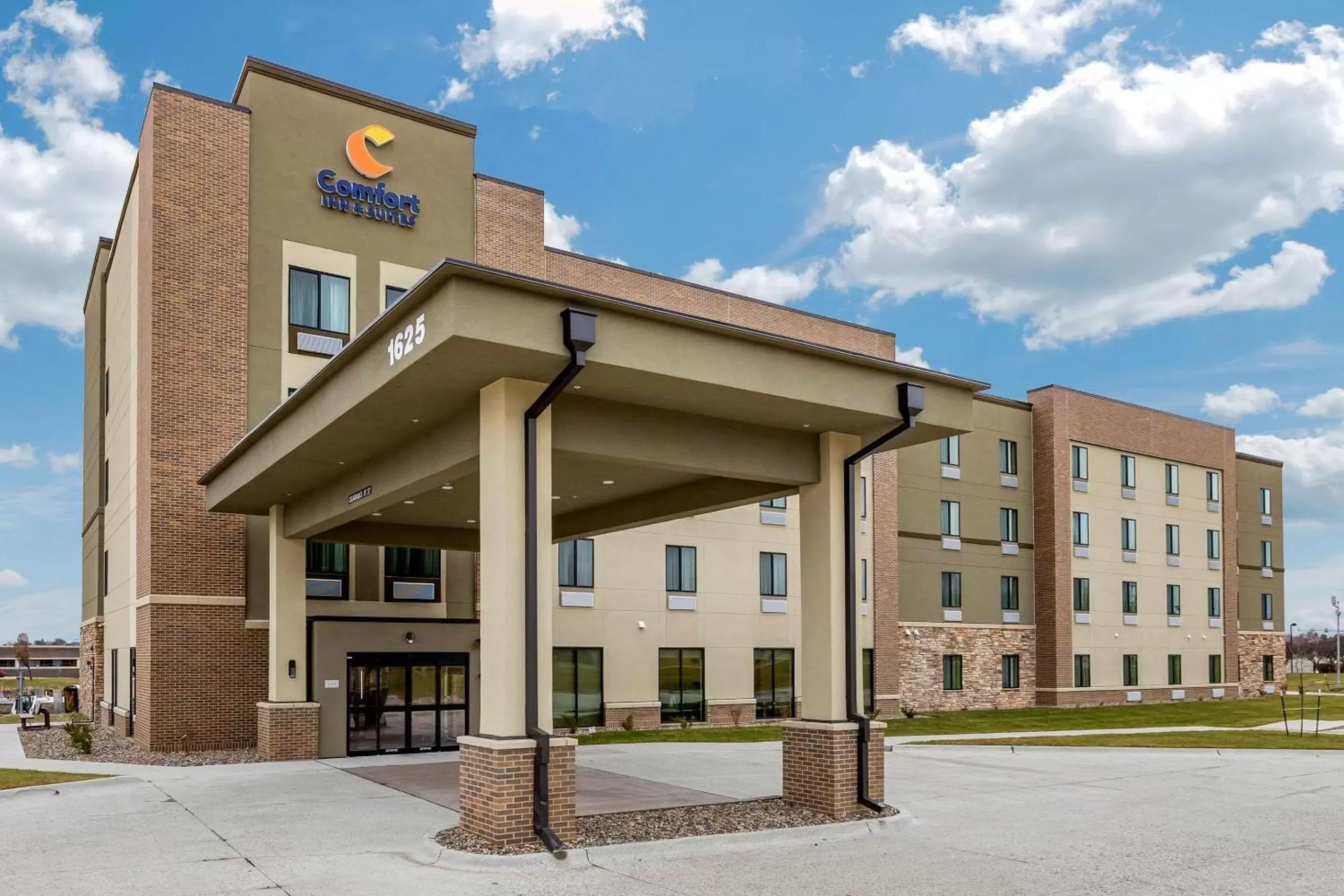 Property building in Comfort Inn & Suites West Des Moines Property building in Comfort Inn & Suites West Des Moines
