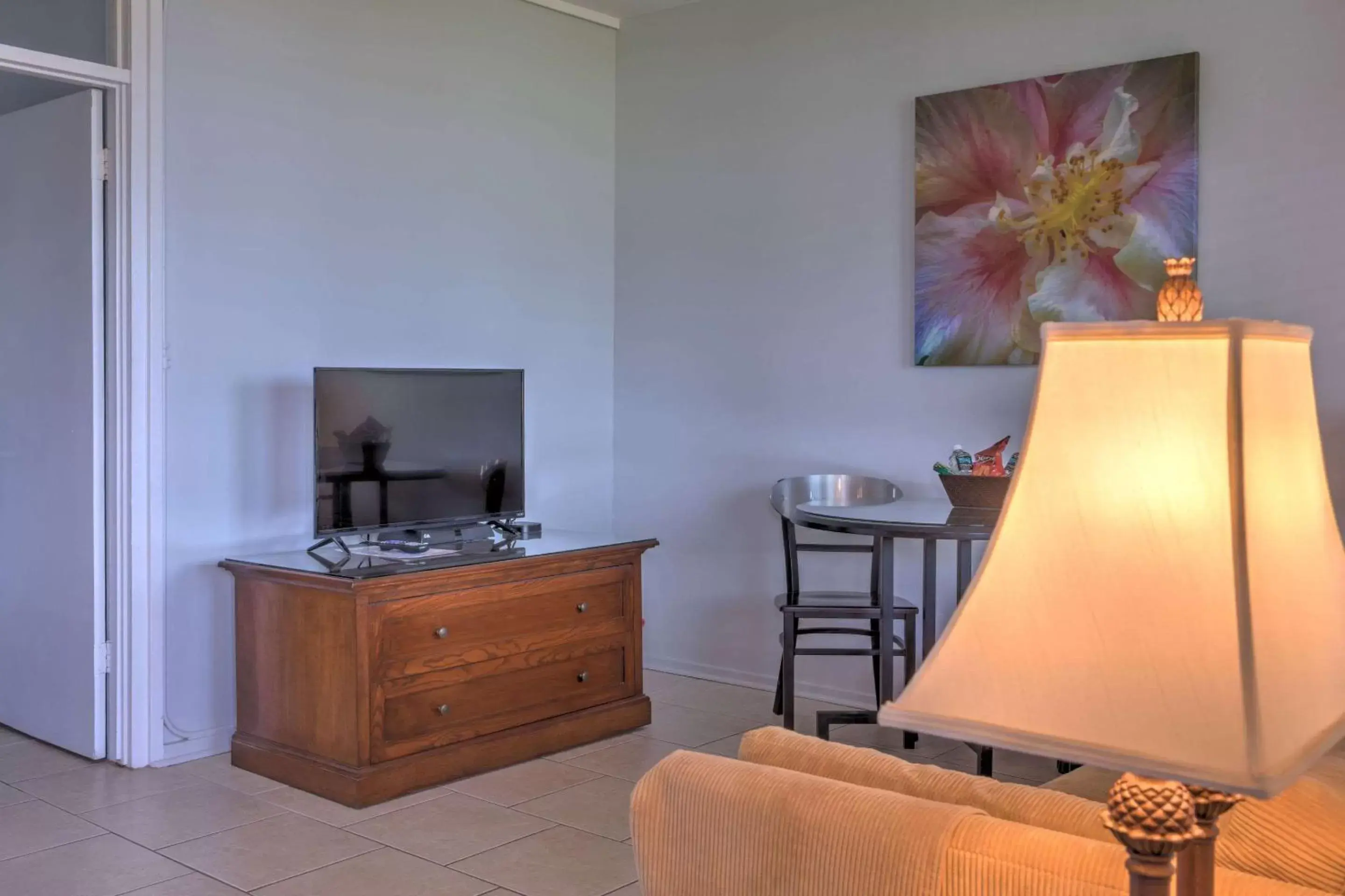 Bedroom, TV/Entertainment Center in Kohea Kai Maui, Ascend Hotel Collection