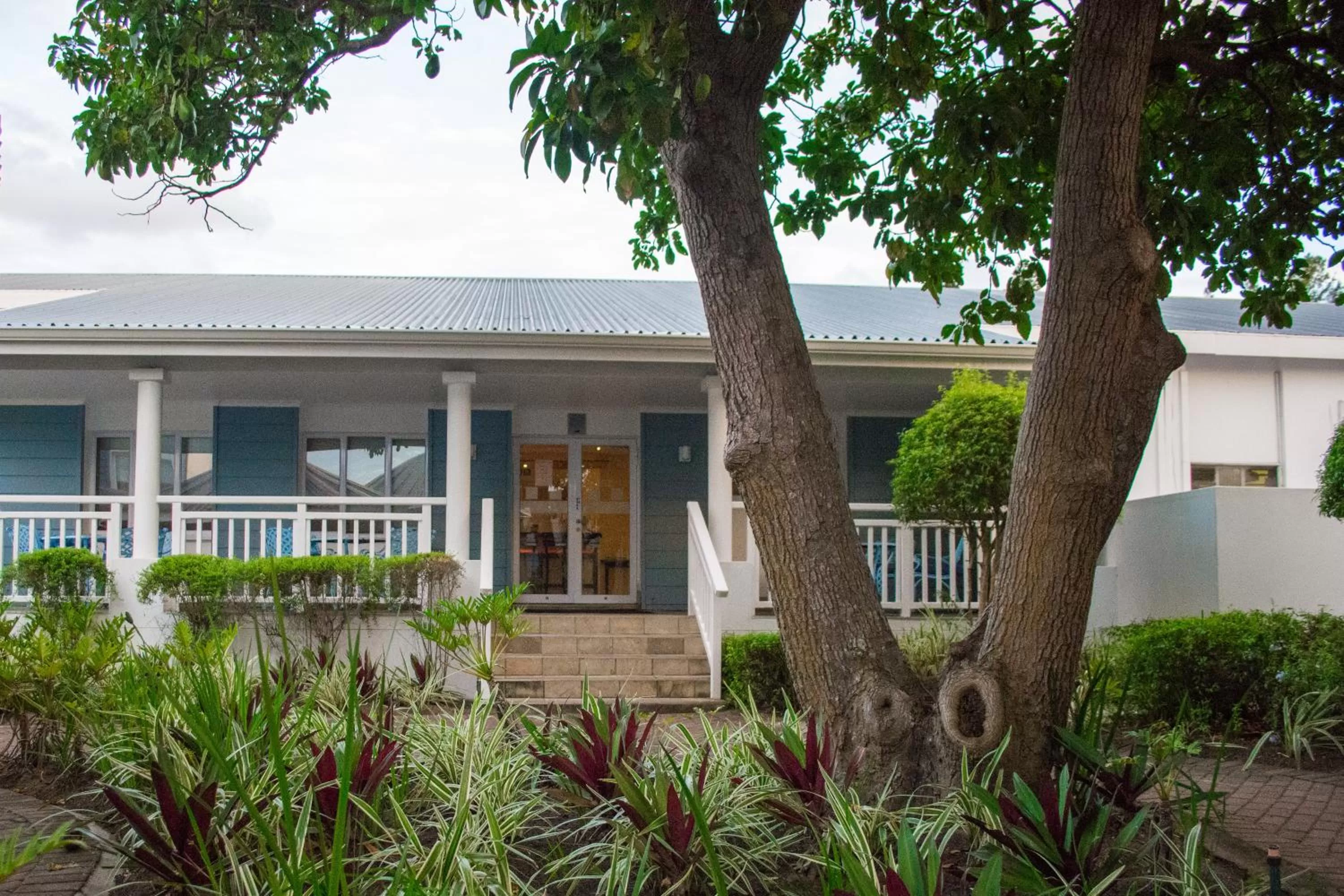 Property building in Premier Splendid Inn Bayshore