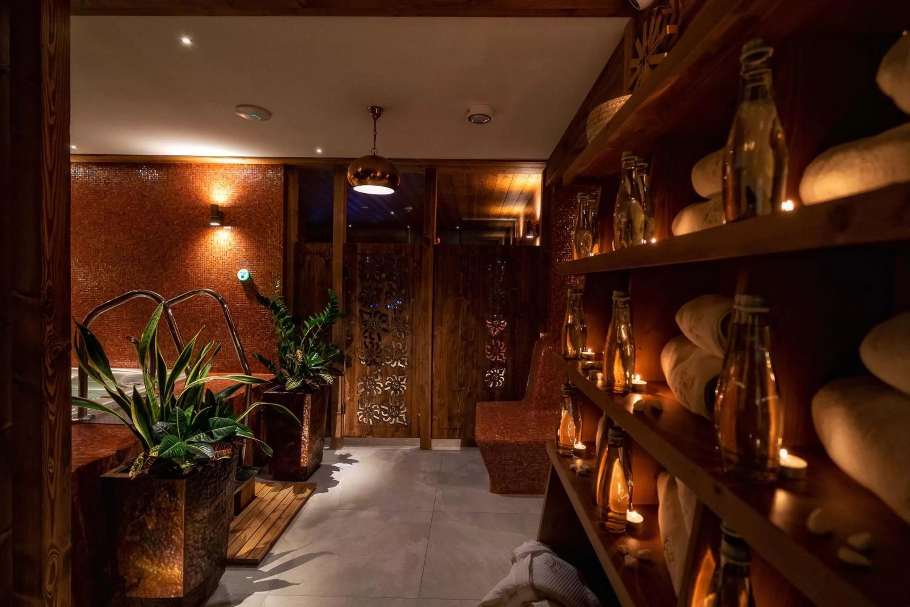 Hot Tub, Bed in Gold Hotel