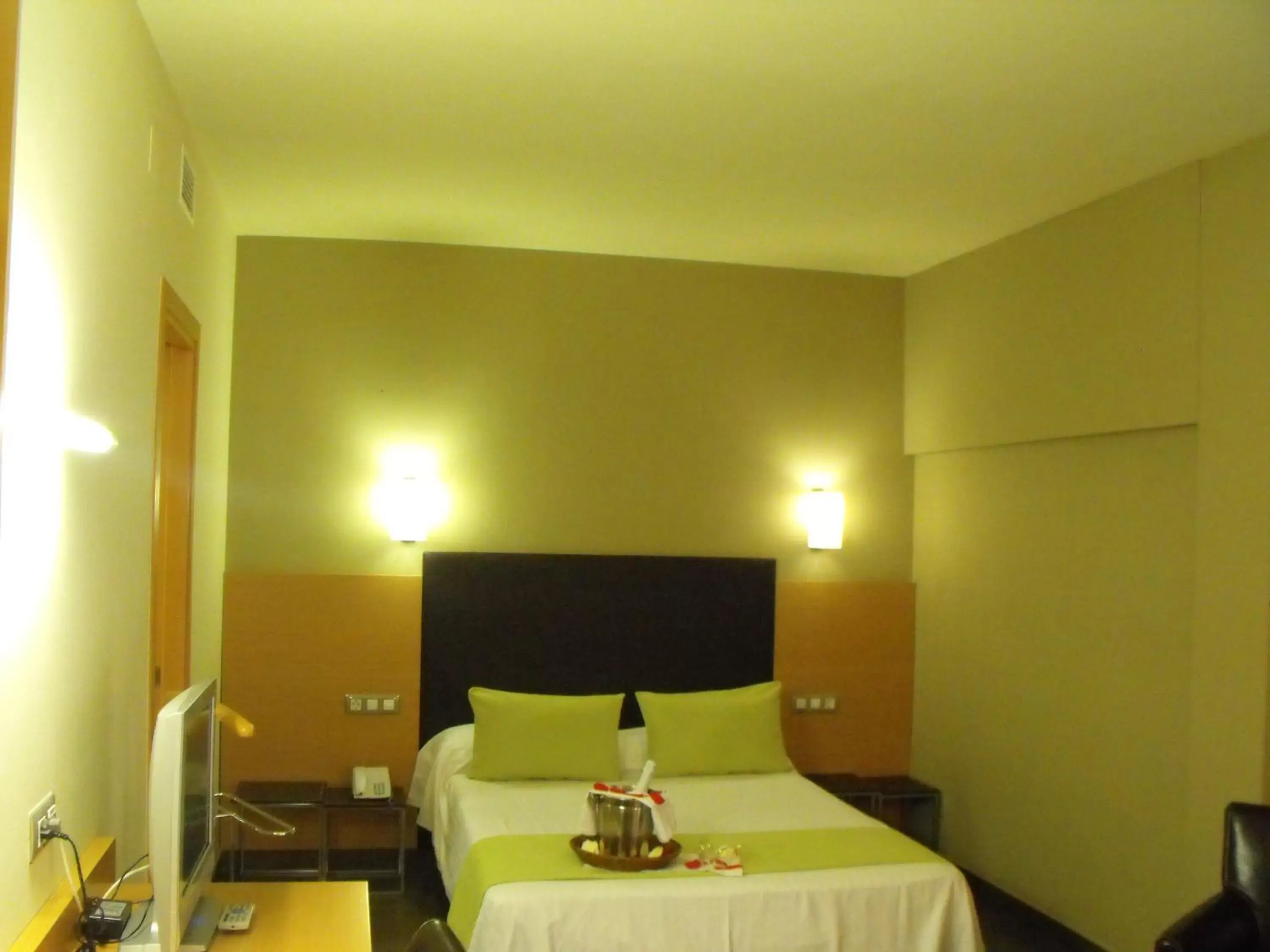 Property building, Bed in Hotel Pere III El Gran