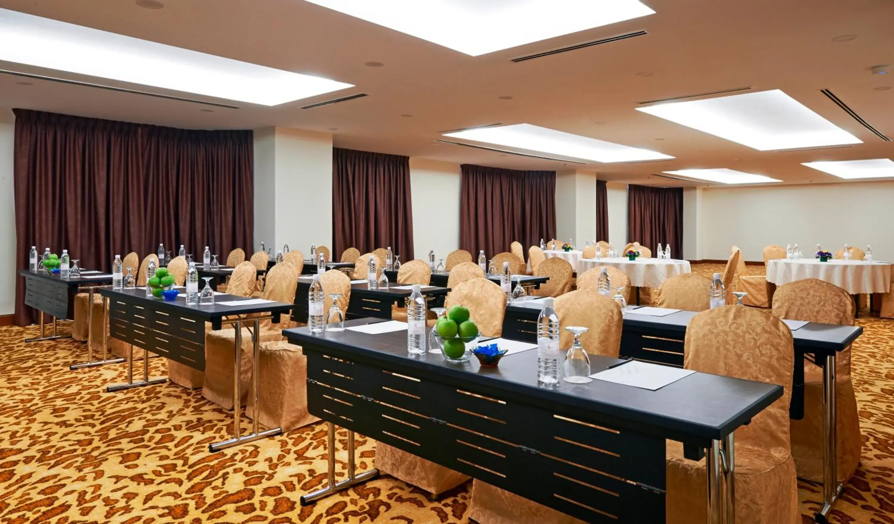 Business facilities in Pearl International Hotel