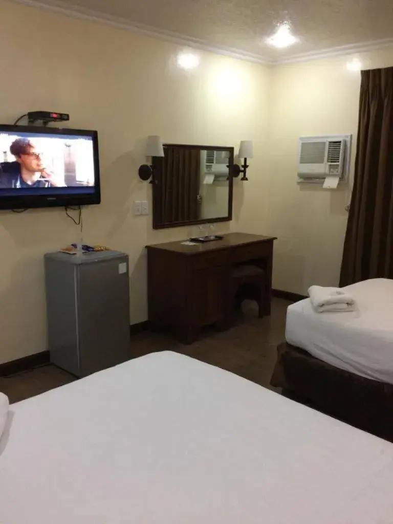 TV and multimedia, TV/Entertainment Center in Dotties Place Hotel and Restaurant