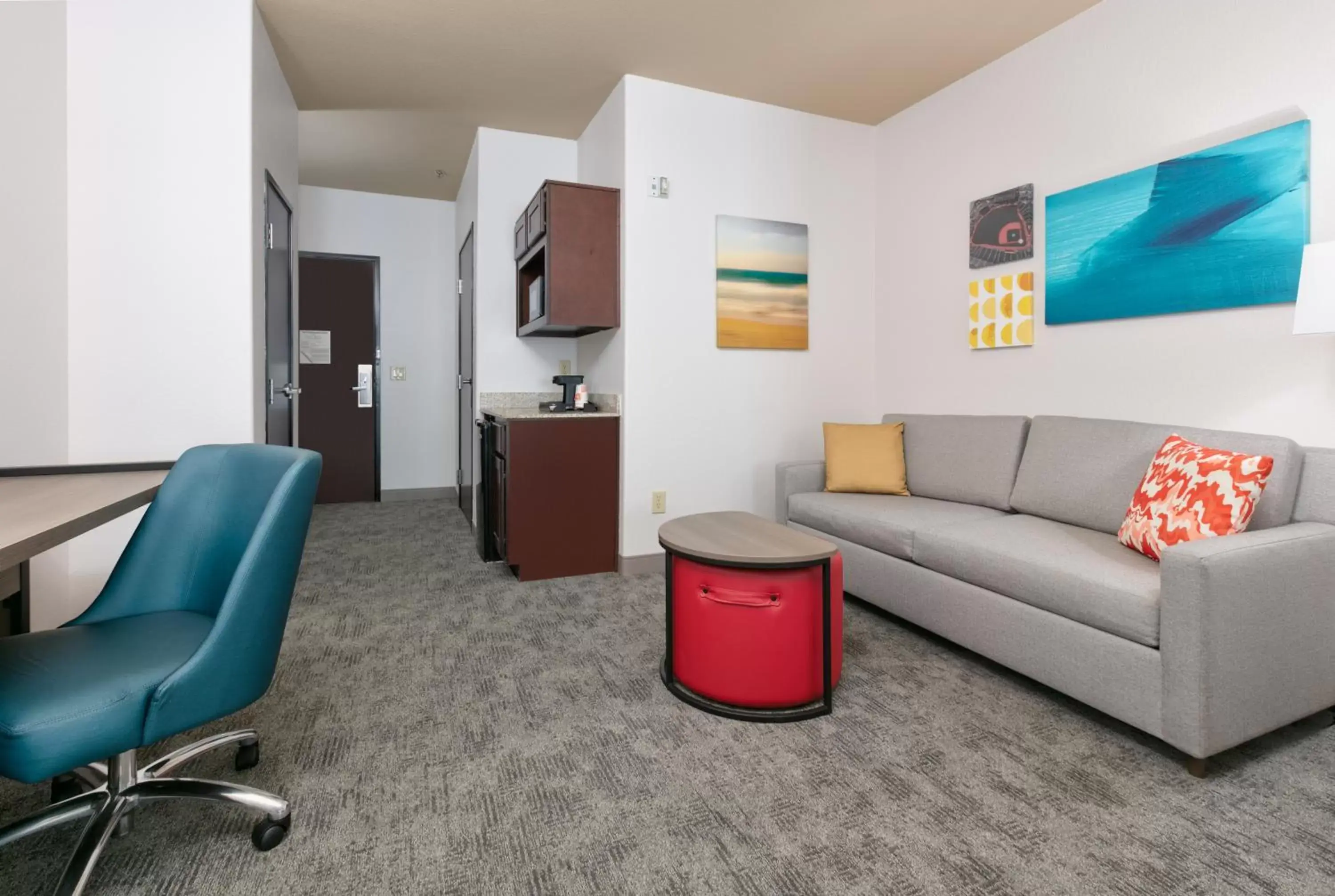 Living room, Seating Area in Comfort Suites Arlington - Entertainment District