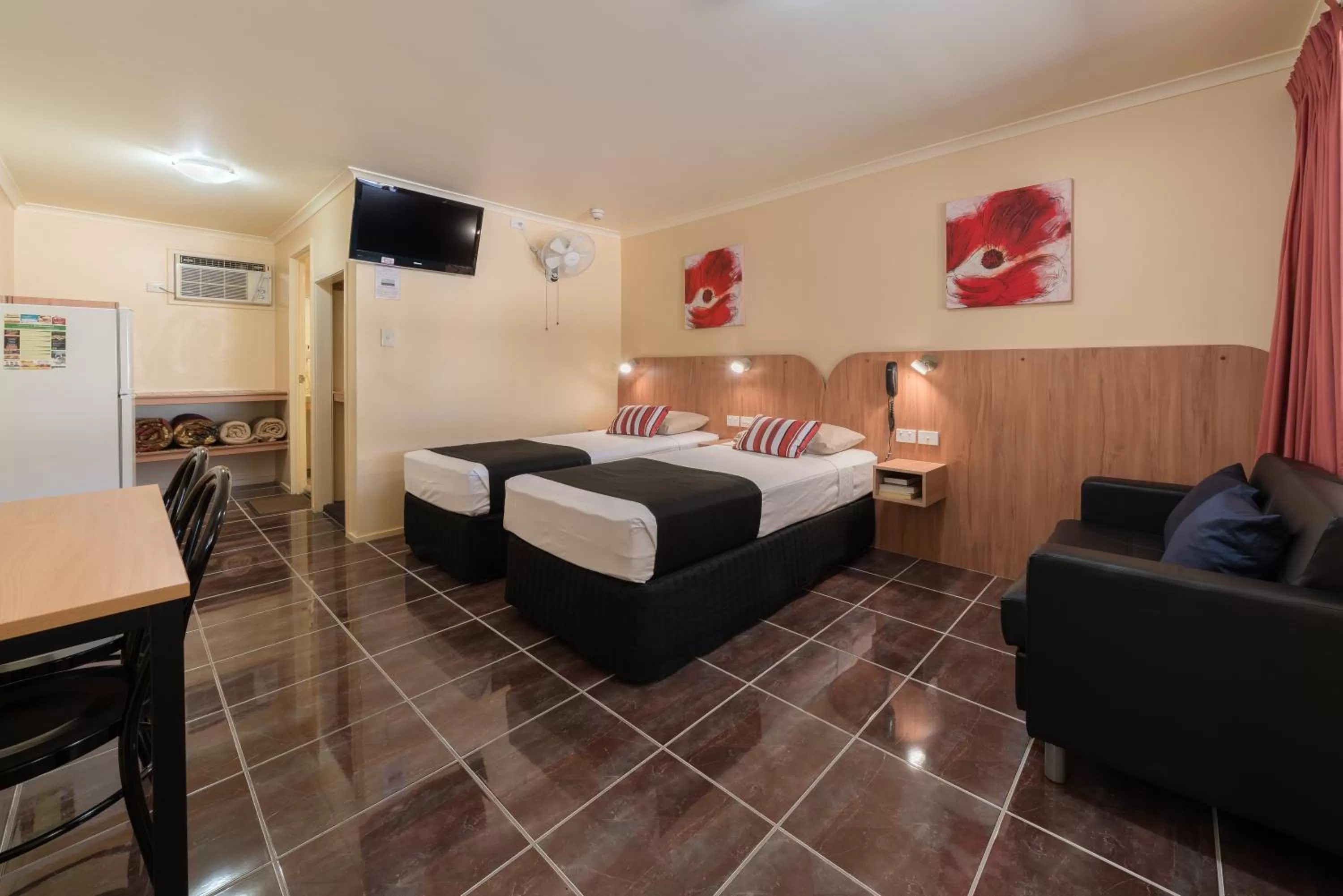 Photo of the whole room, Bed in Winter Sun Motel