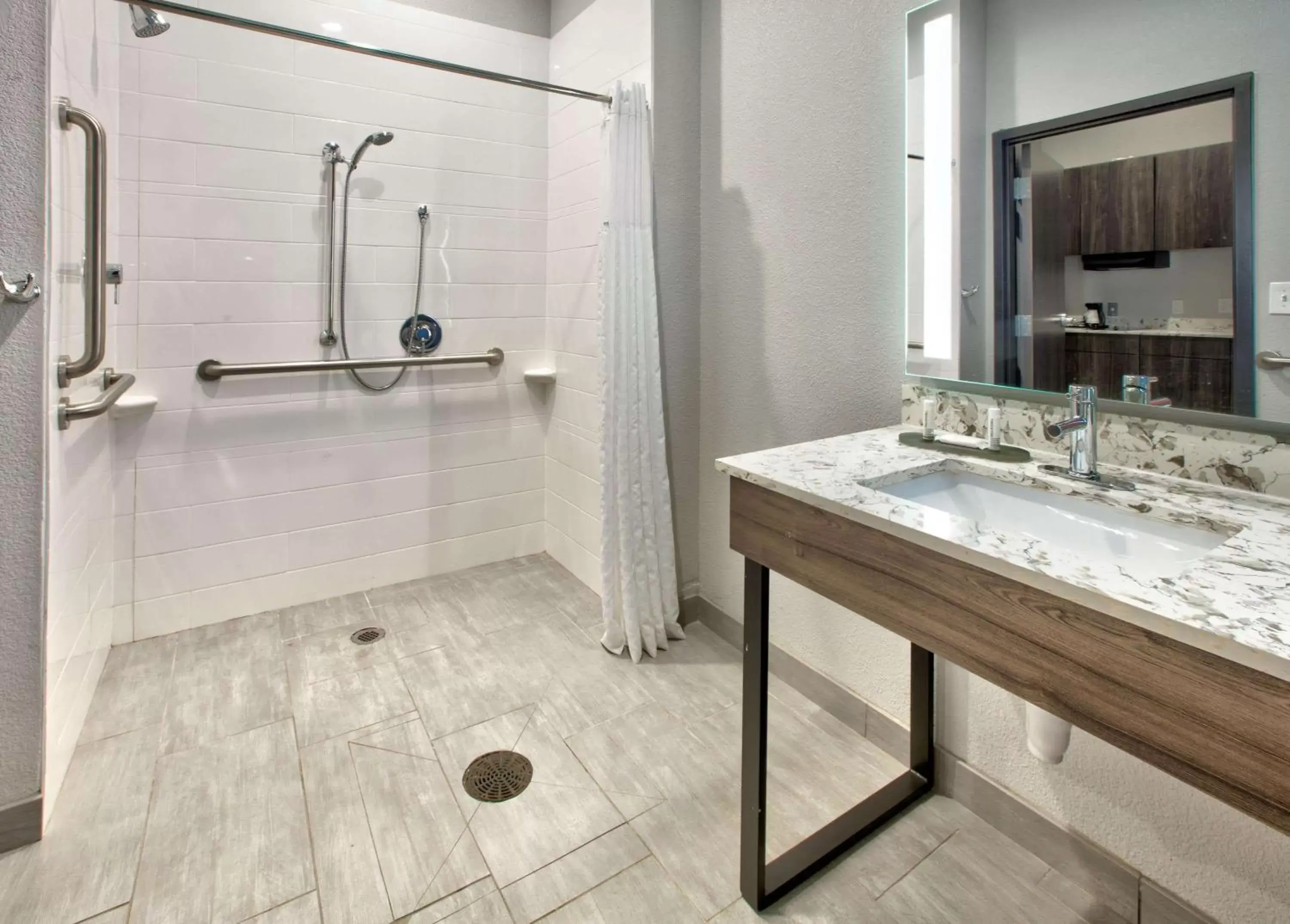 Shower, Bathroom in La Quinta Inn & Suites by Wyndham Dallas/Fairpark