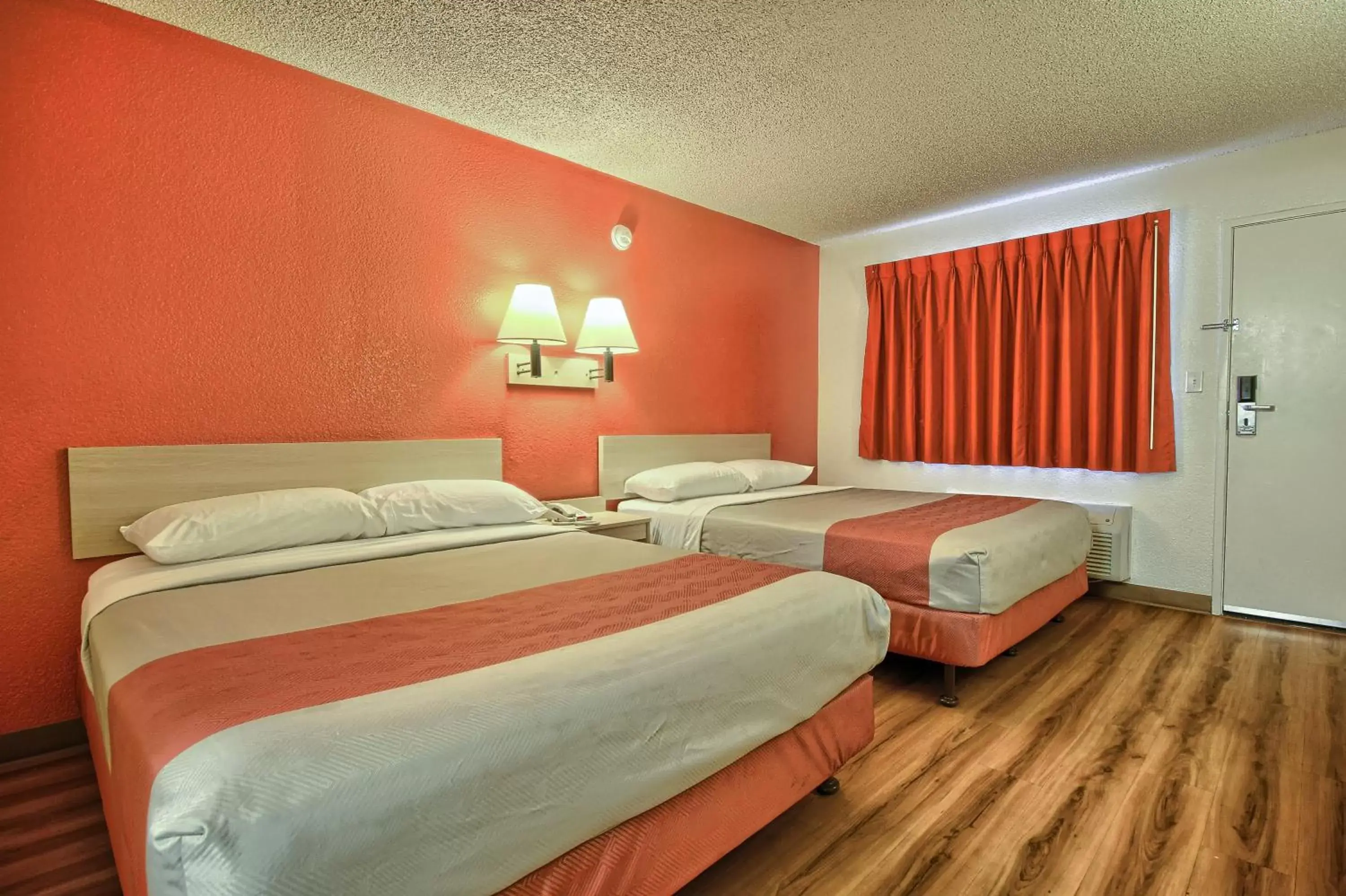Bedroom, Bed in Motel 6-Fresno, CA - Blackstone South