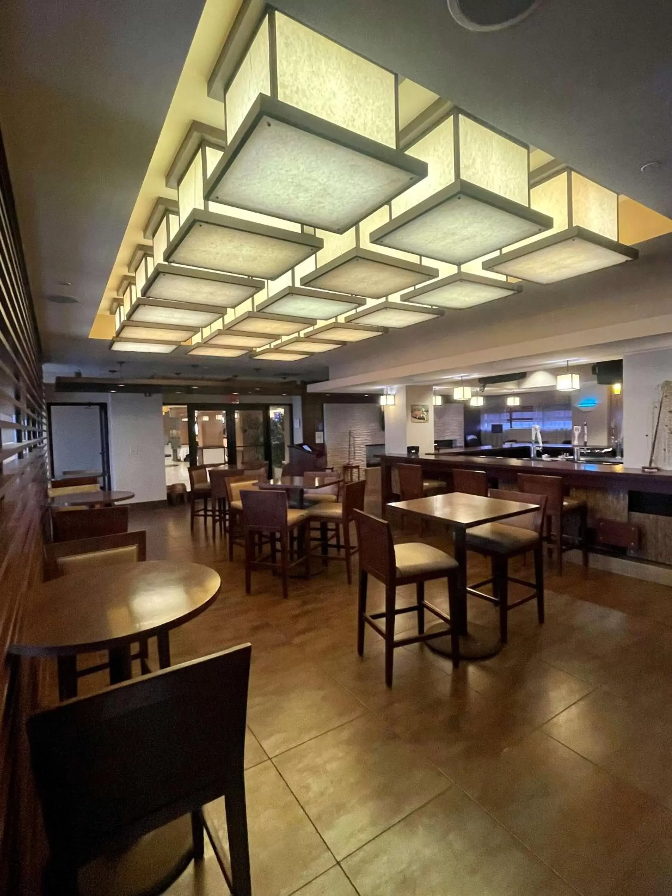 Lounge or bar, Restaurant/Places to Eat in Brandywine Plaza Hotel - SureStay Collection by Best Western