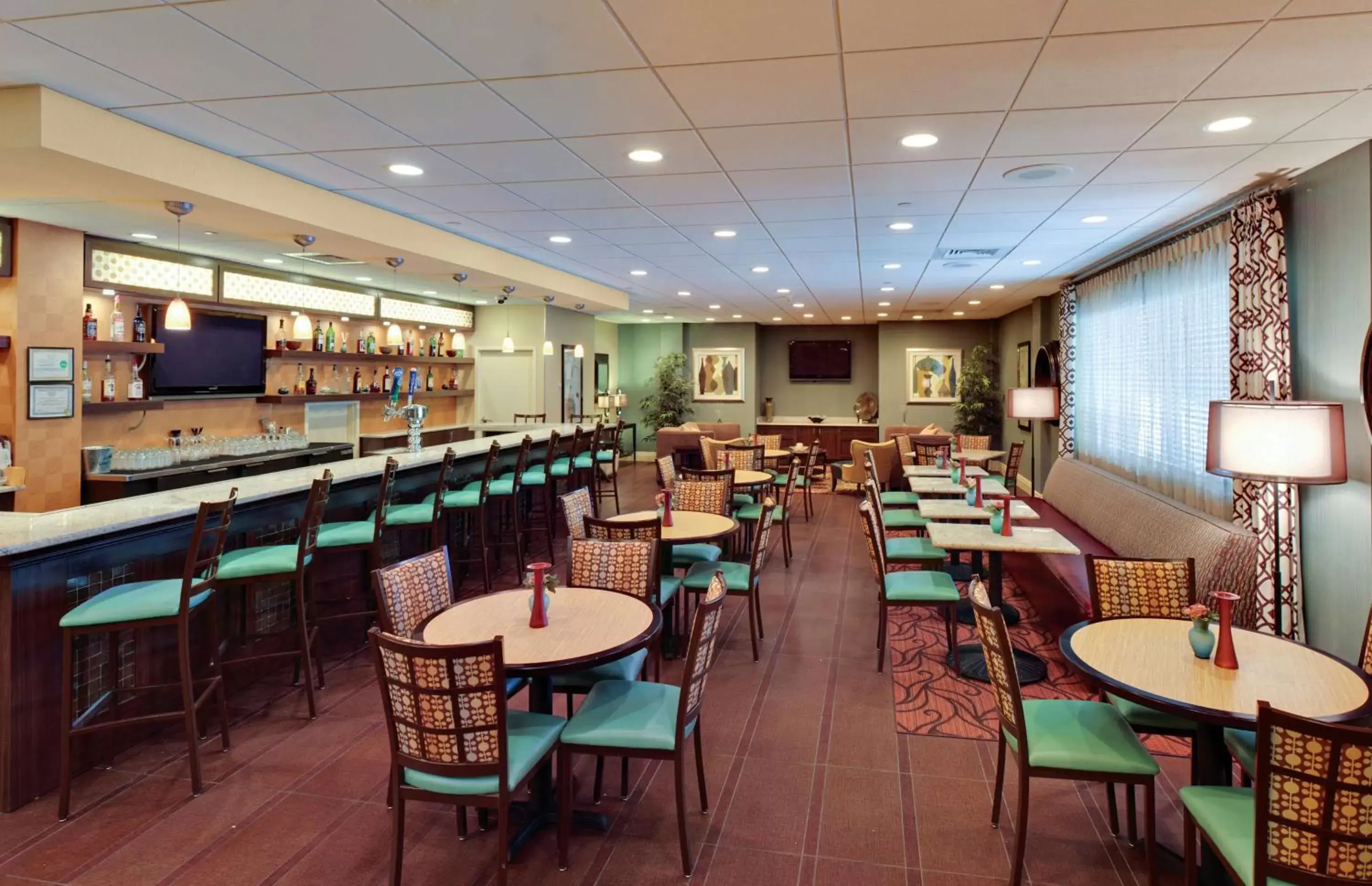 Lounge or bar, Restaurant/Places to Eat in DoubleTree by Hilton Tinton Falls-Eatontown