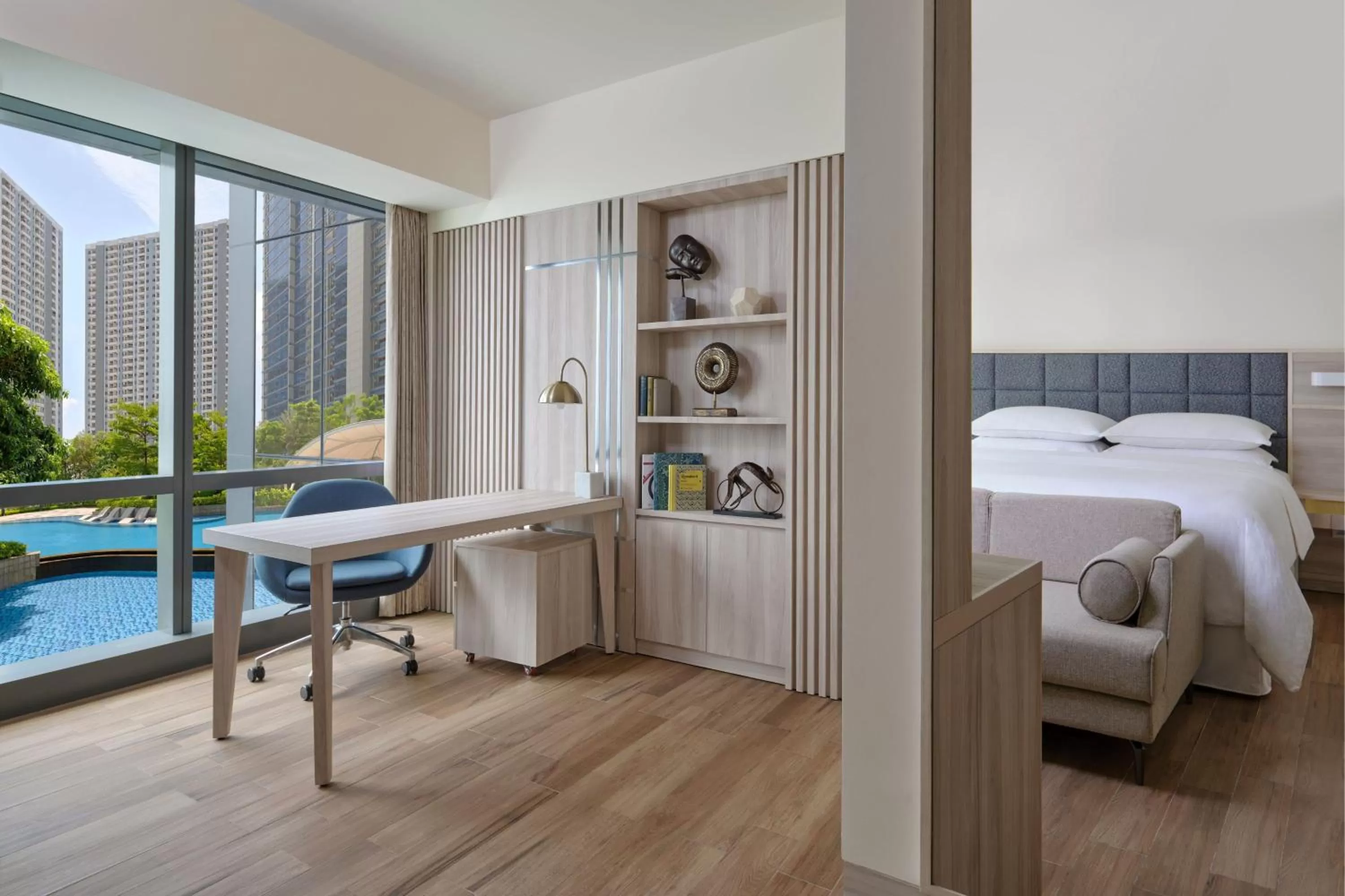 Photo of the whole room, Bed in Four Points by Sheraton Surabaya, Pakuwon Indah