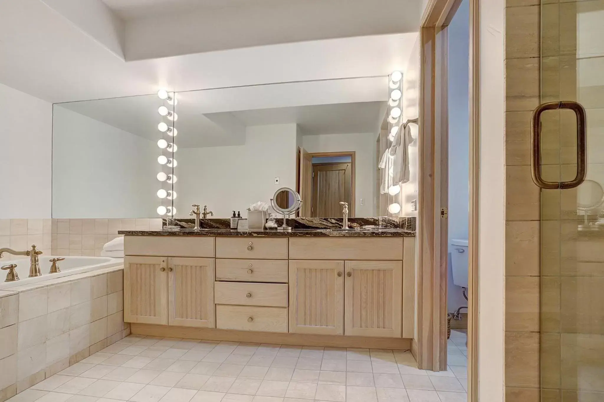 Bathroom, Kitchen/Kitchenette in The Pines Lodge, a RockResort