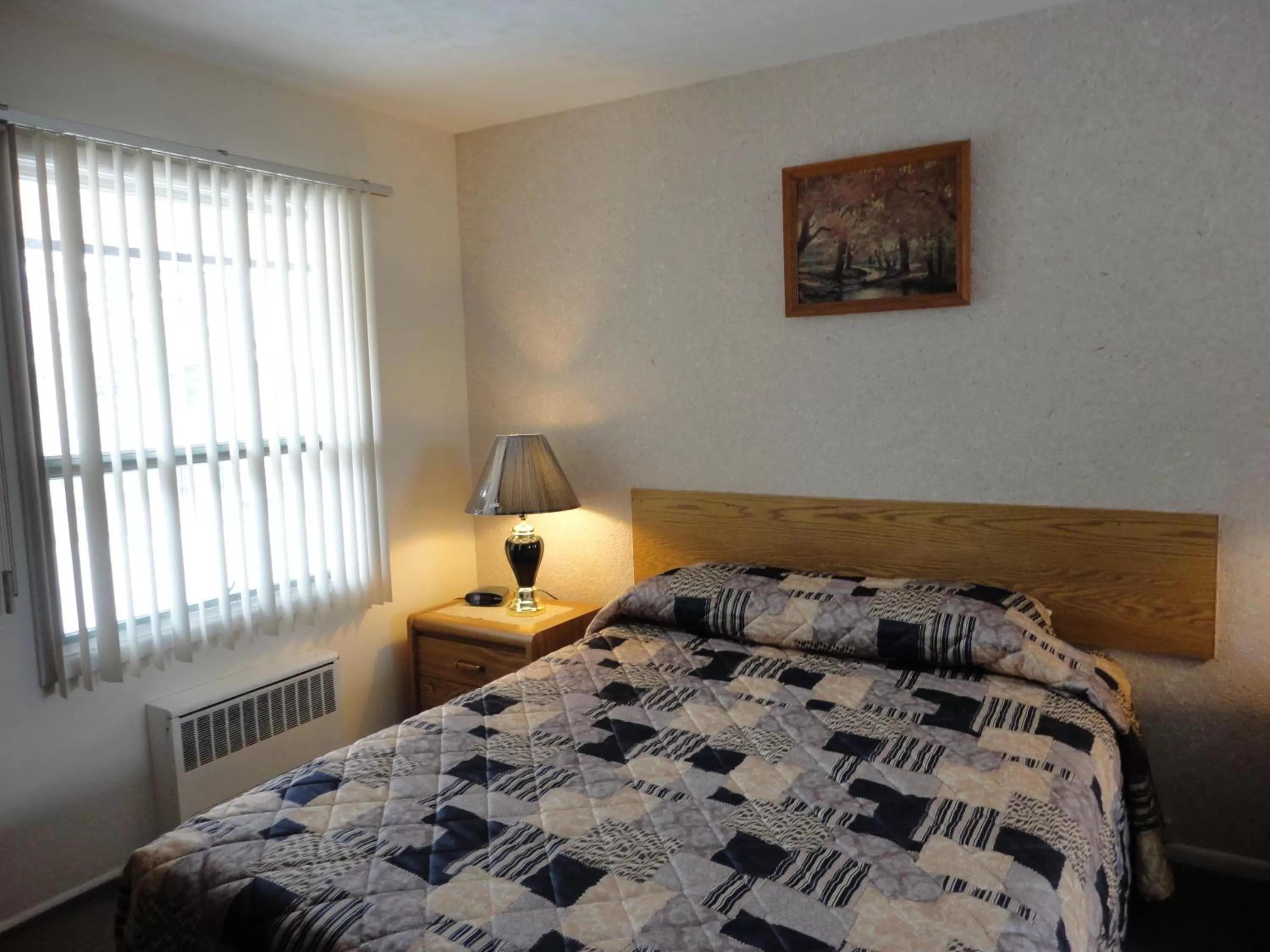 Bed in Hipwell's Motel