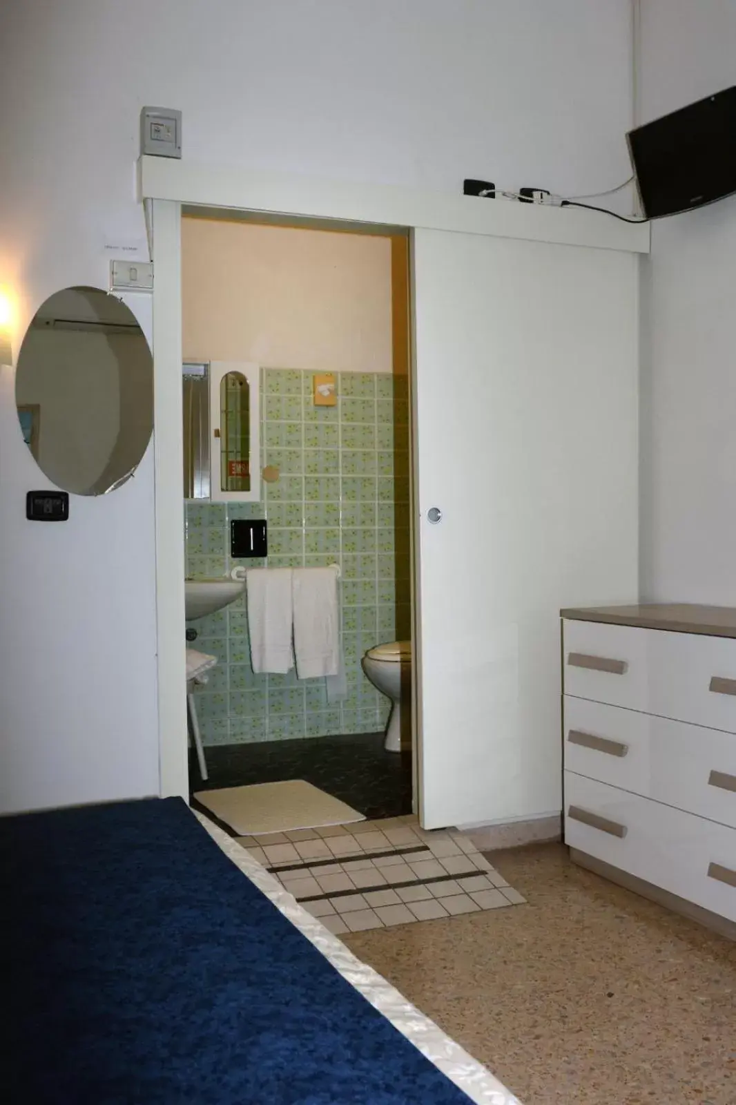 Bathroom, TV/Entertainment Center in Dea Della Salute Hotel