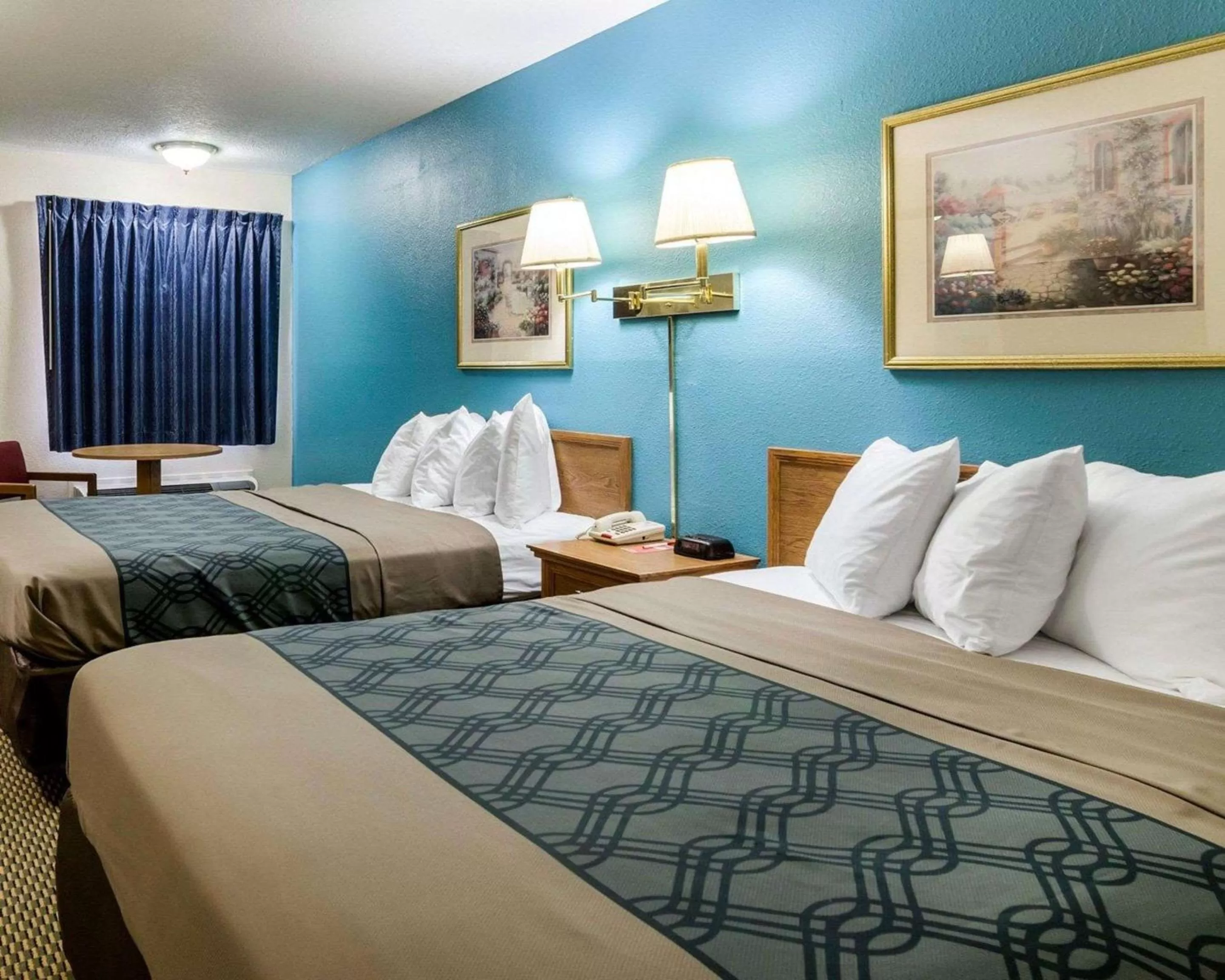 Bedroom, Bed in Econo Lodge University