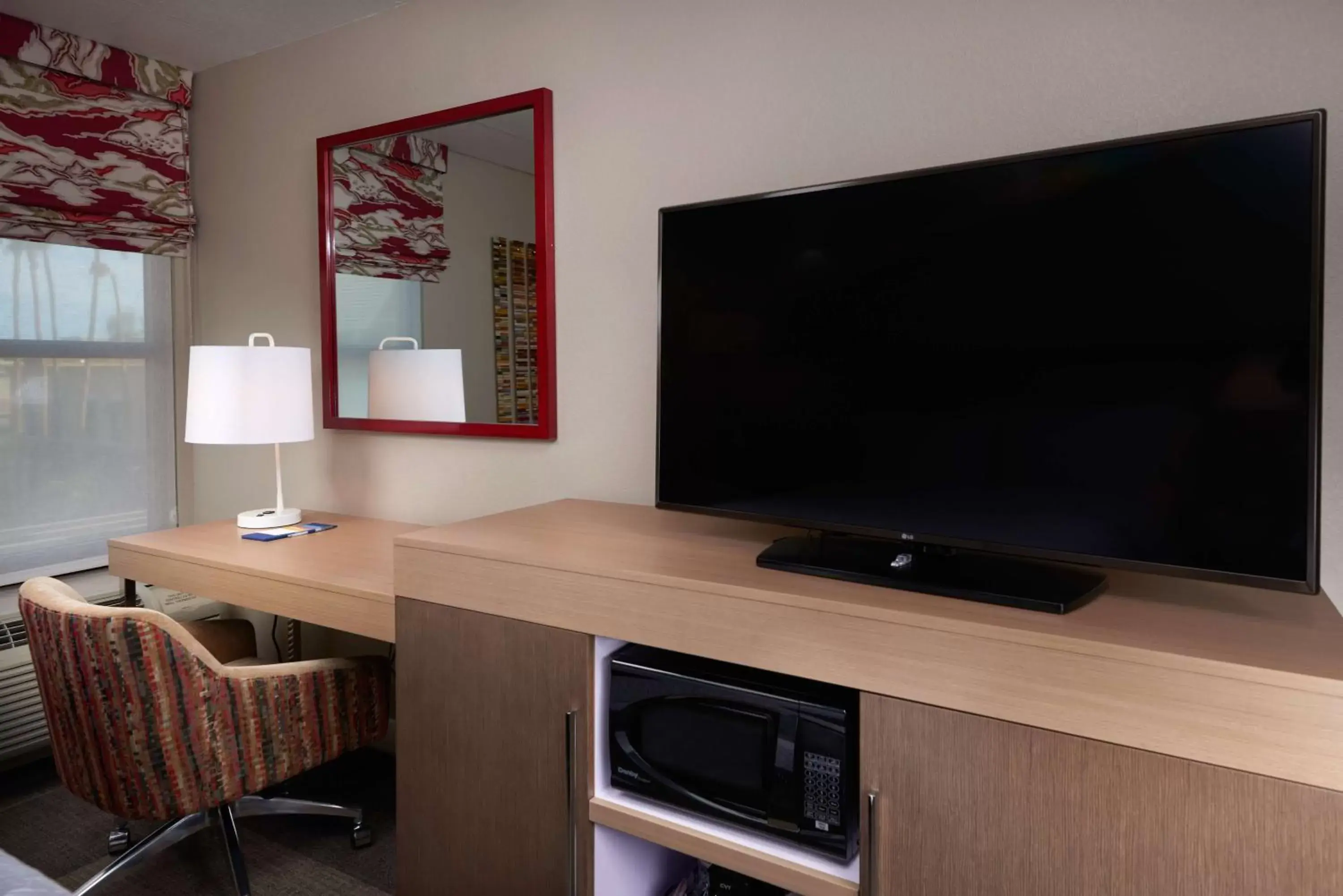 Bedroom, TV/Entertainment Center in Hampton Inn & Suites Scottsdale On Shea Blvd