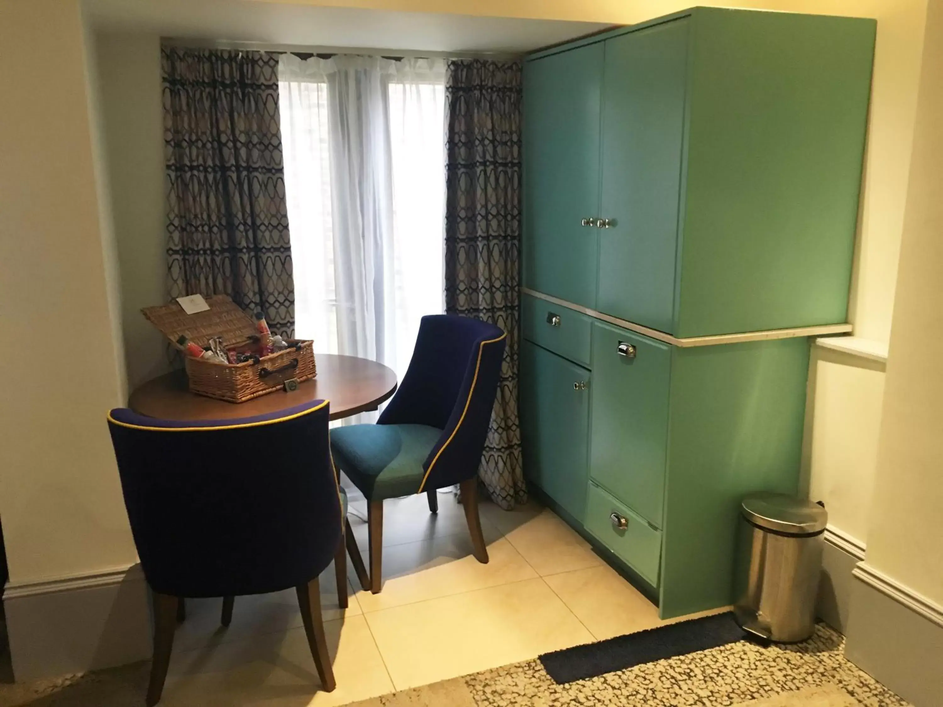 Kitchen or kitchenette, Seating Area in 91 Aparthotel Jesmond Road