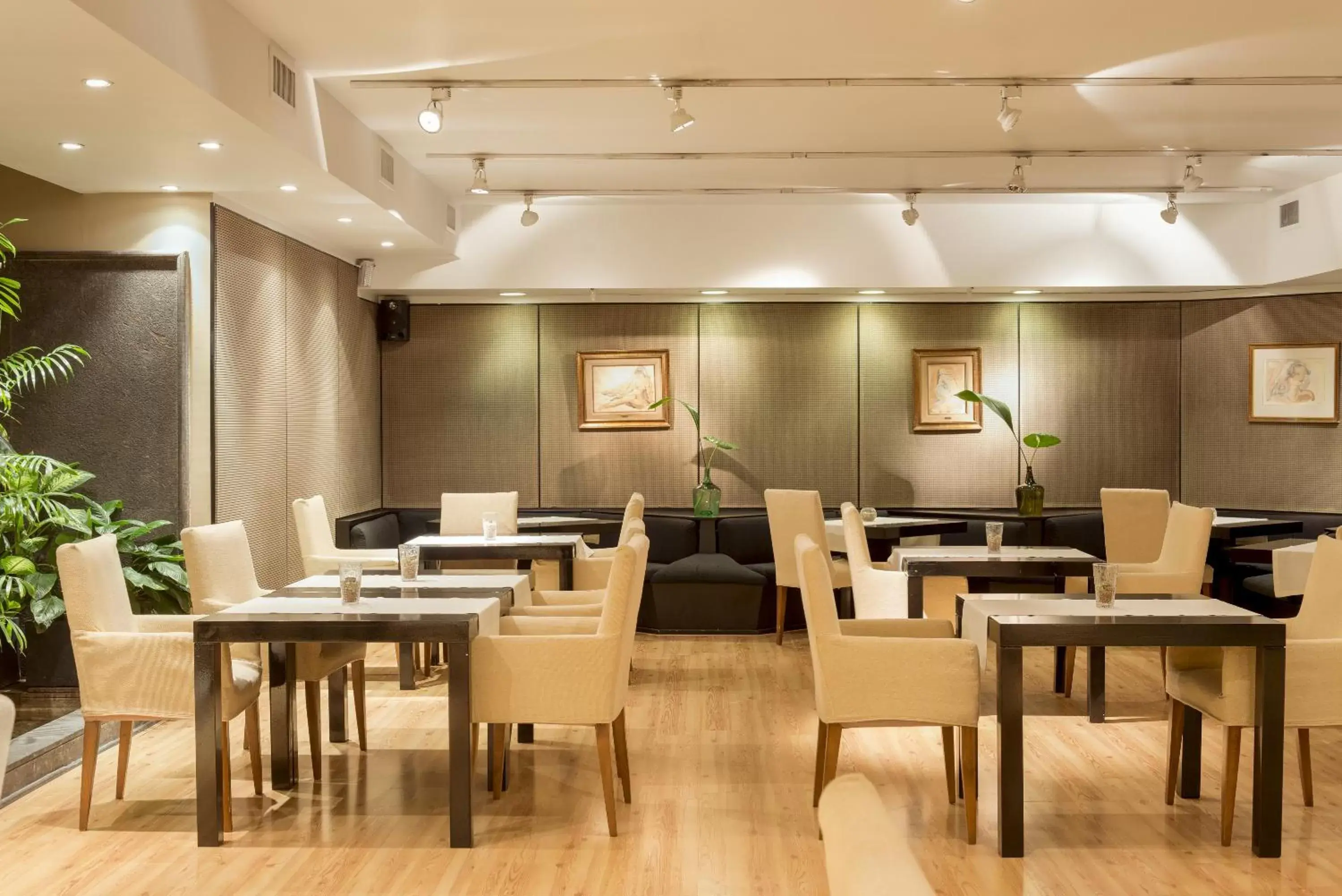 Restaurant/Places to Eat in Loi Suites Recoleta Hotel