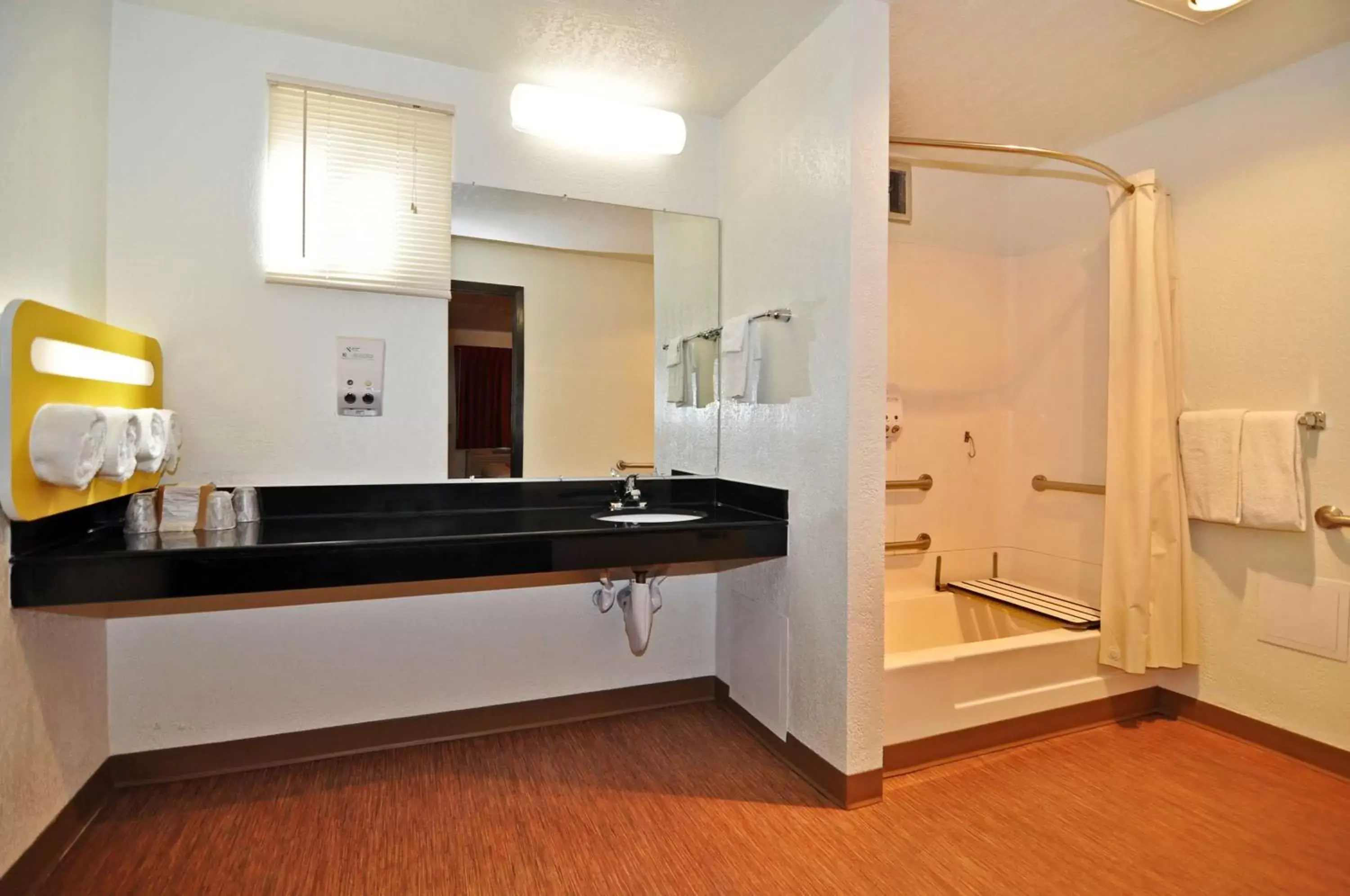 Bathroom, Kitchen/Kitchenette in Motel 6-Willows, CA
