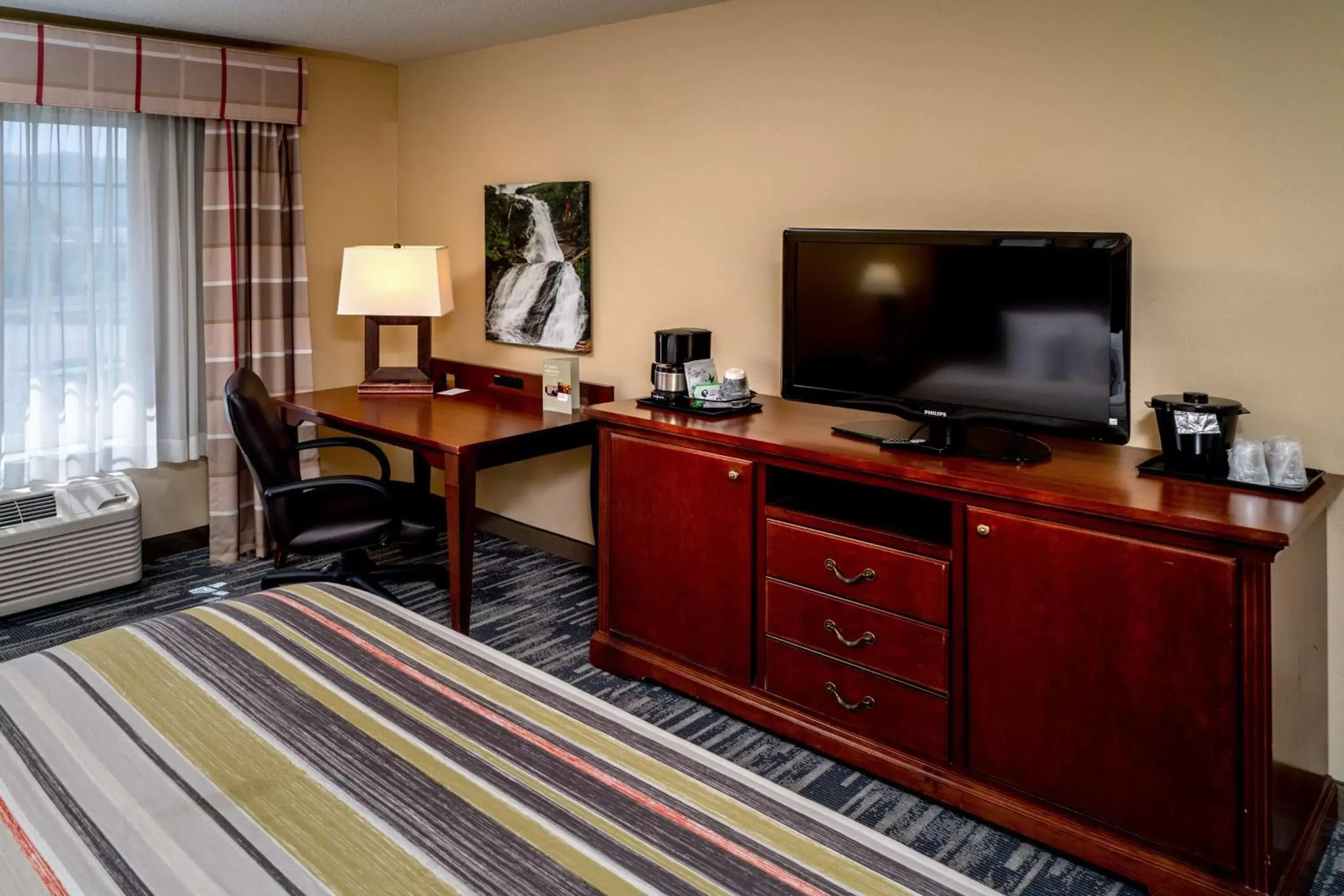Bedroom, TV/Entertainment Center in Country Inn & Suites by Radisson, Charleston South, WV