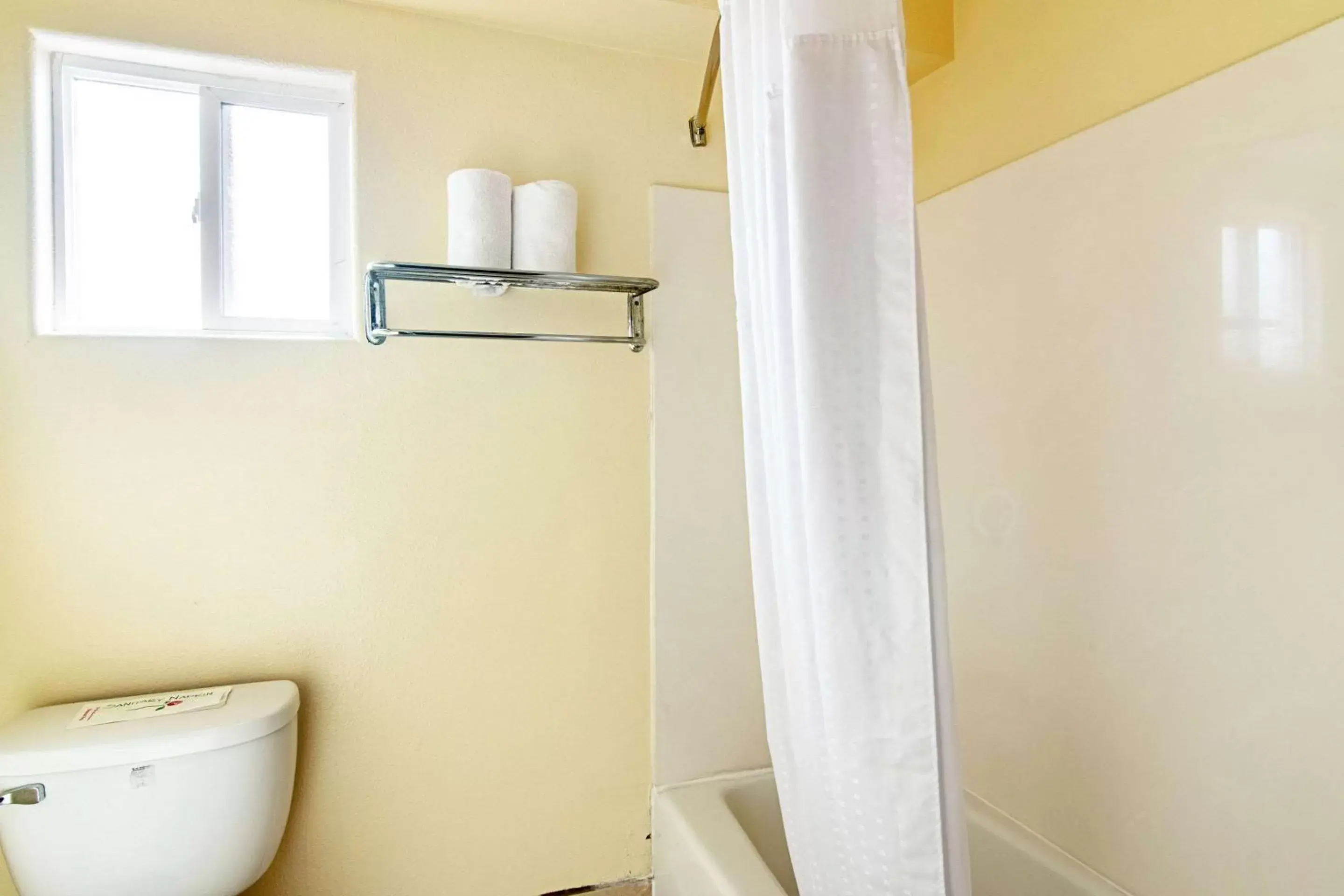 Photo of the whole room, Bathroom in Econo Lodge Long Beach I-405
