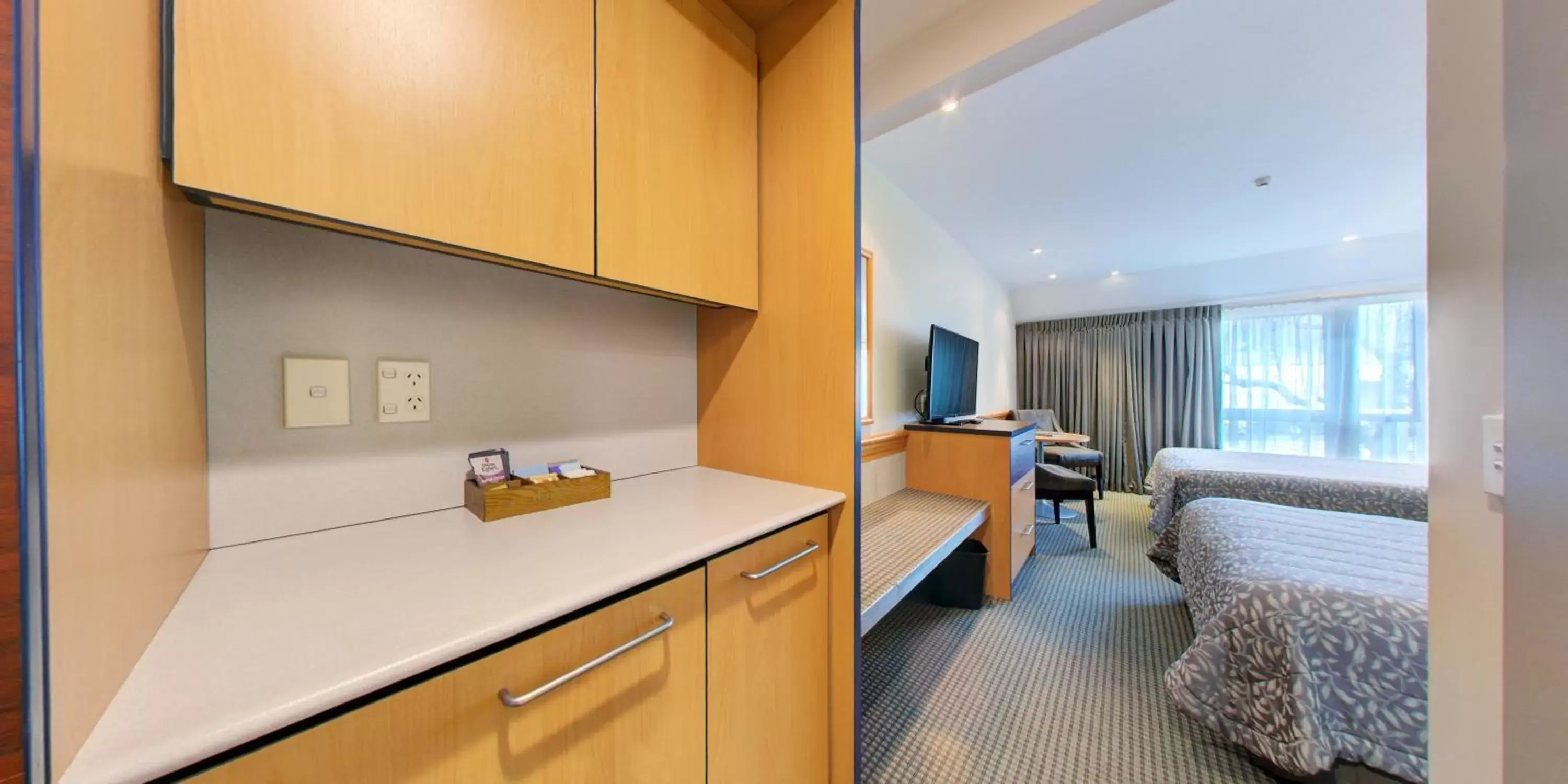 Bedroom, Kitchen/Kitchenette in Dunedin Leisure Lodge - Distinction