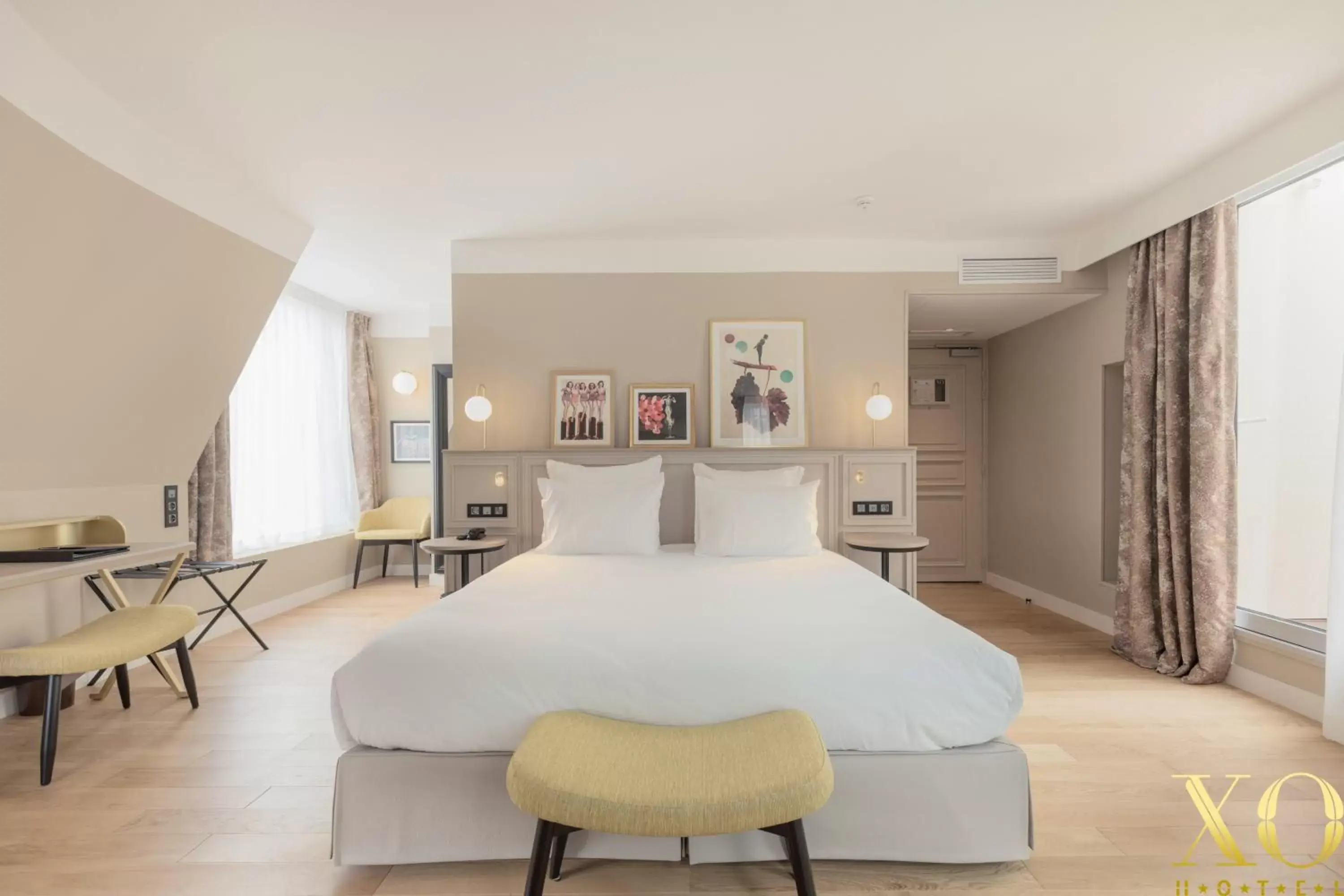 Shower, Bed in XO Hotel Paris Shower, Bed in XO Hotel Paris