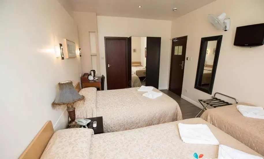 Photo of the whole room, Bed in Notting Hill Gate Hotel