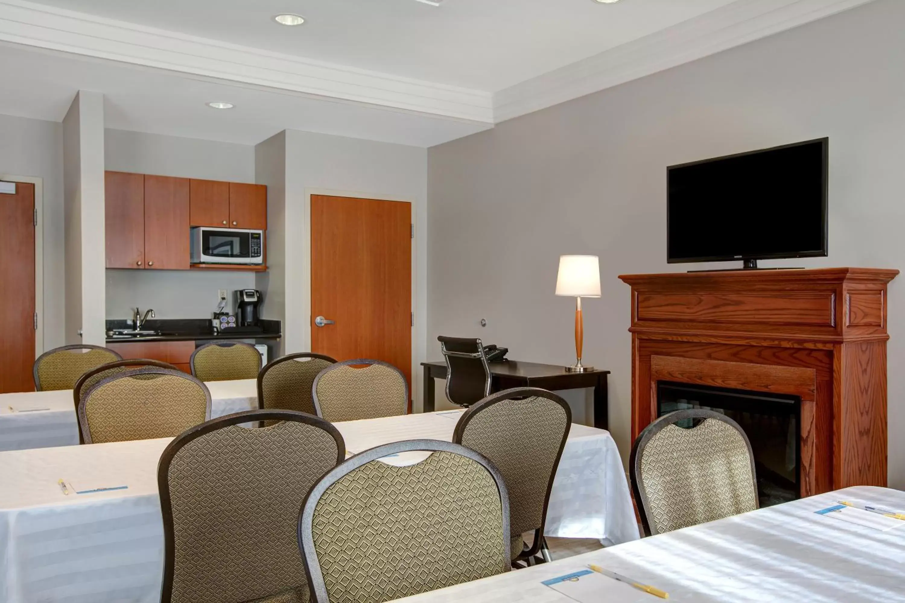 Meeting/conference room, Restaurant/Places to Eat in Days Inn & Suites by Wyndham Collingwood